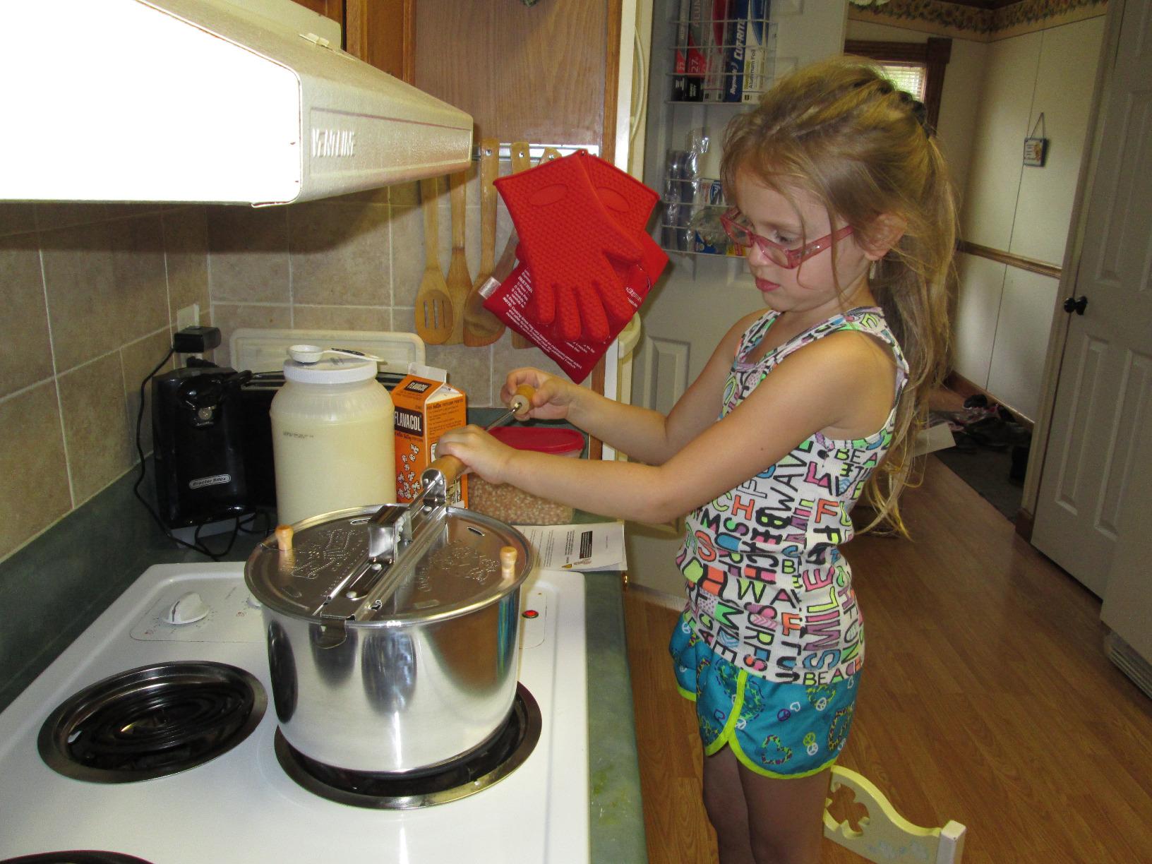 Stovetop Popcorn Maker - 6-Quart Aluminum Popcorn Popper with Hand Crank, Vented Lid, and Stir Paddle by Great Northern Popcorn (Silver) customer photo 1