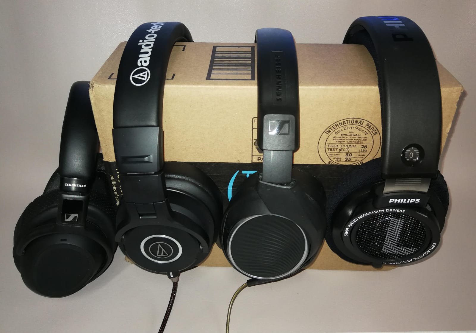 Audio-Technica ATH-M40x Professional Studio Monitor Headphone, Black, with Cutting Edge Engineering, 90 Degree Swiveling Earcups, Pro-Grade Earpads/Headband, Detachable Cables Included | Closed-Back Over-Ear Headphones, 40mm Drivers, 15-24khz Response, 90 Degree Swiveling Earcups customer photo 1