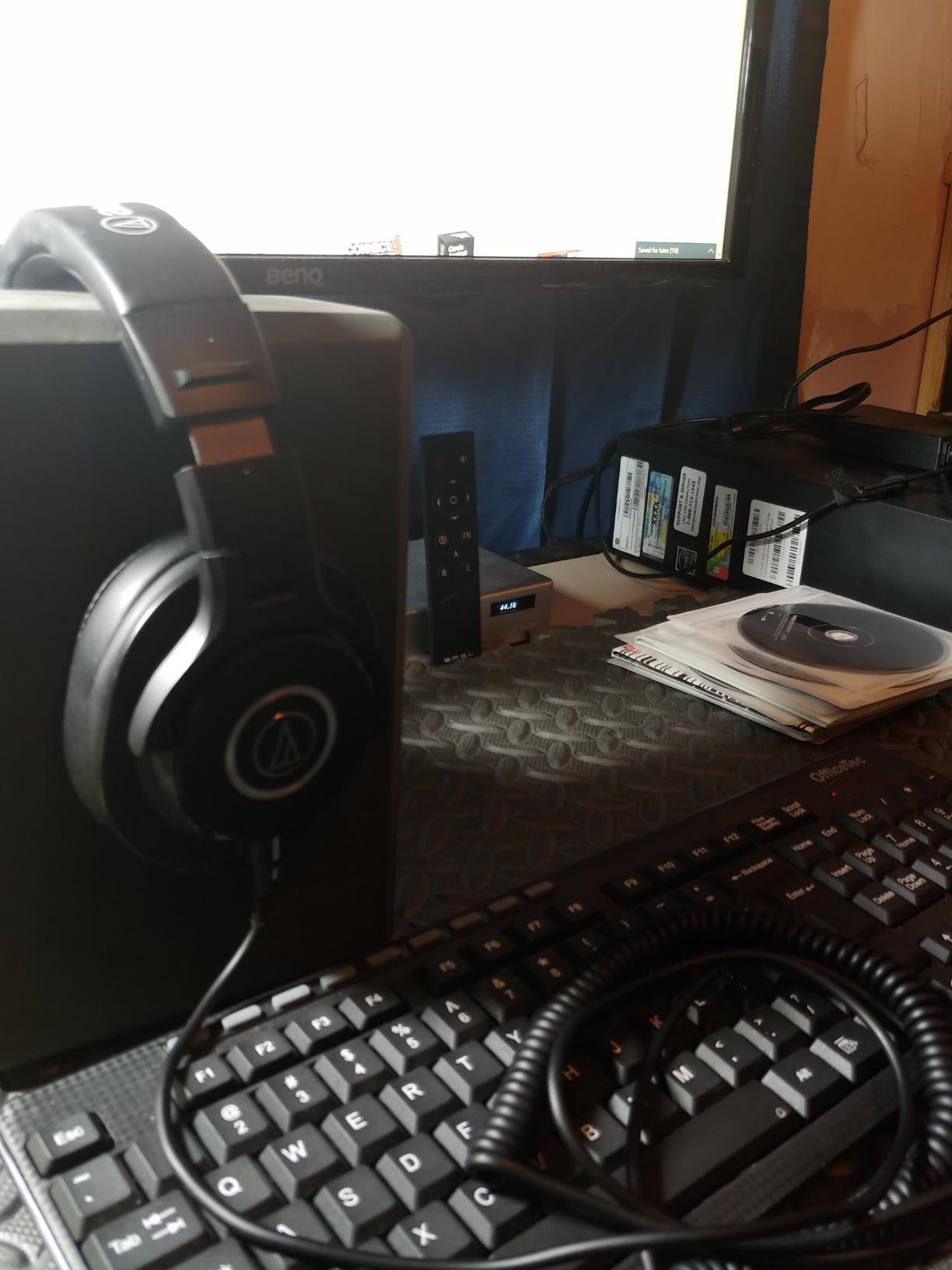 Audio-Technica ATH-M40x Professional Studio Monitor Headphone, Black, with Cutting Edge Engineering, 90 Degree Swiveling Earcups, Pro-Grade Earpads/Headband, Detachable Cables Included | Closed-Back Over-Ear Headphones, 40mm Drivers, 15-24khz Response, 90 Degree Swiveling Earcups customer photo 2