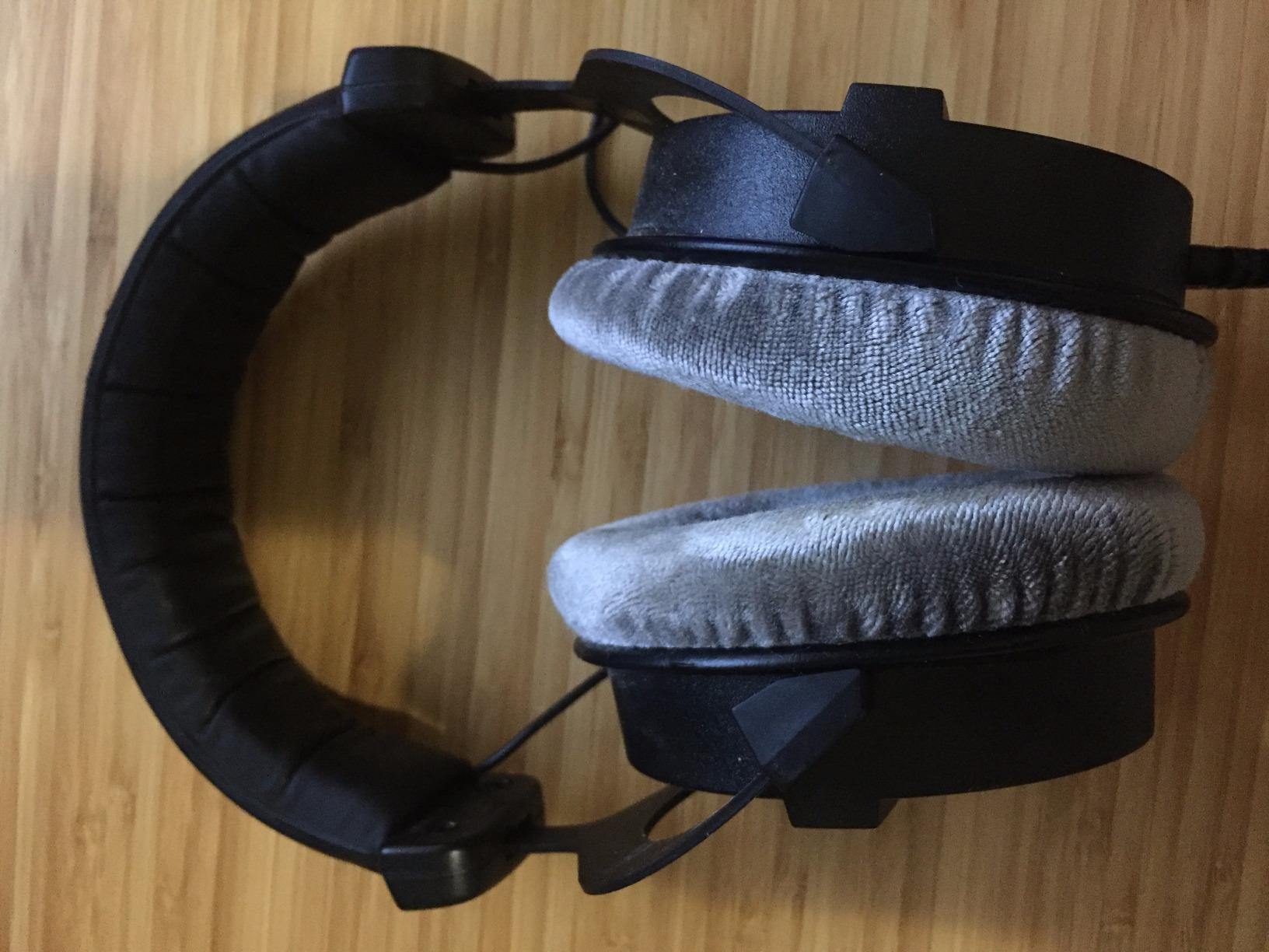 beyerdynamic DT 990 PRO, 250 Ohm, Open Back, Over Ear, Wired Professional Studio Headphones, Mixing, Music Production, Editing, Audiophile, 3m Straight Cable, Black with Black Velour Ear Pads customer photo 2