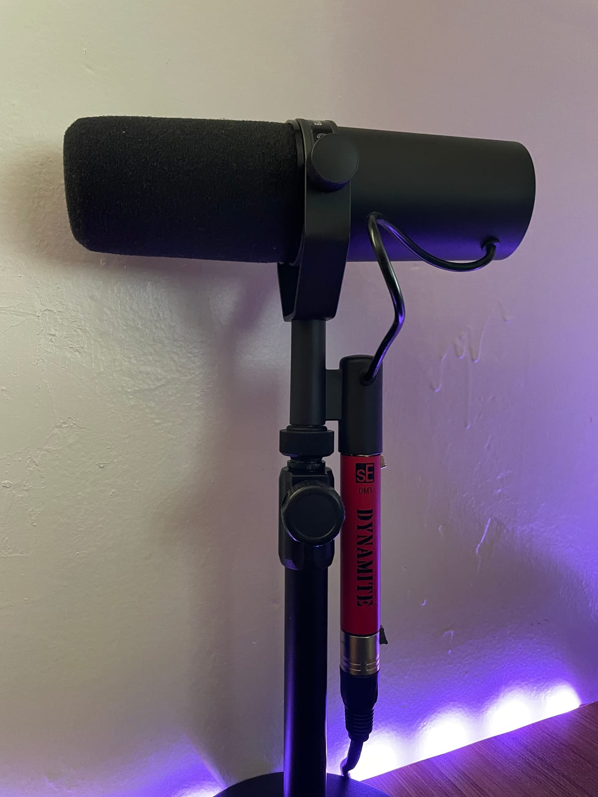 SE ELECTRONICS DM1 Dynamite Ultra-Slim Inline Microphone Preamp for Ribbon & Dynamic Microphones - Mic Preamp with +28dB Gain for Clean, Natural Sound - Ideal for Podcasting & Live Sound customer photo 1
