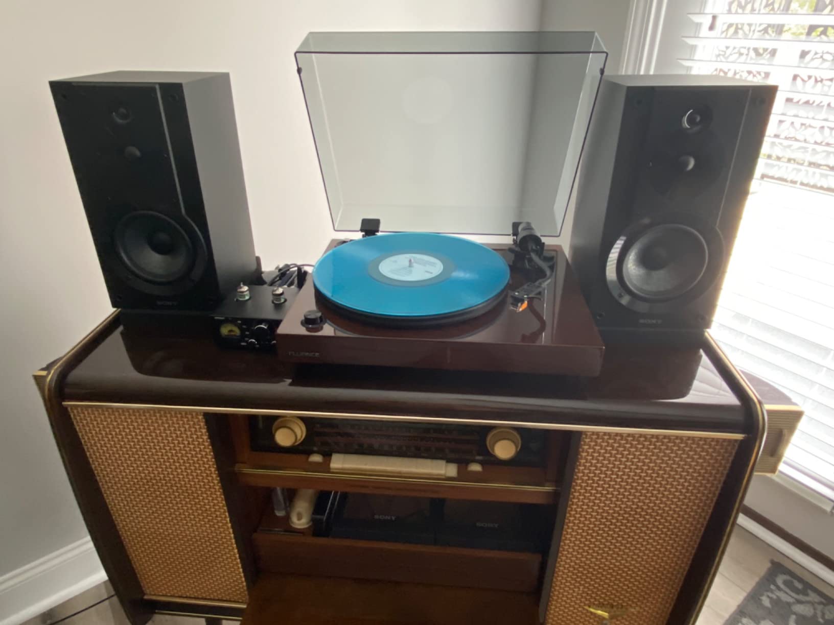 Fluance RT82 Reference High Fidelity Vinyl Turntable Record Player with Ortofon OM10 Cartridge, Speed Control Motor, High Mass MDF Wood Plinth, Vibration Isolation Feet - Piano Black customer photo 1