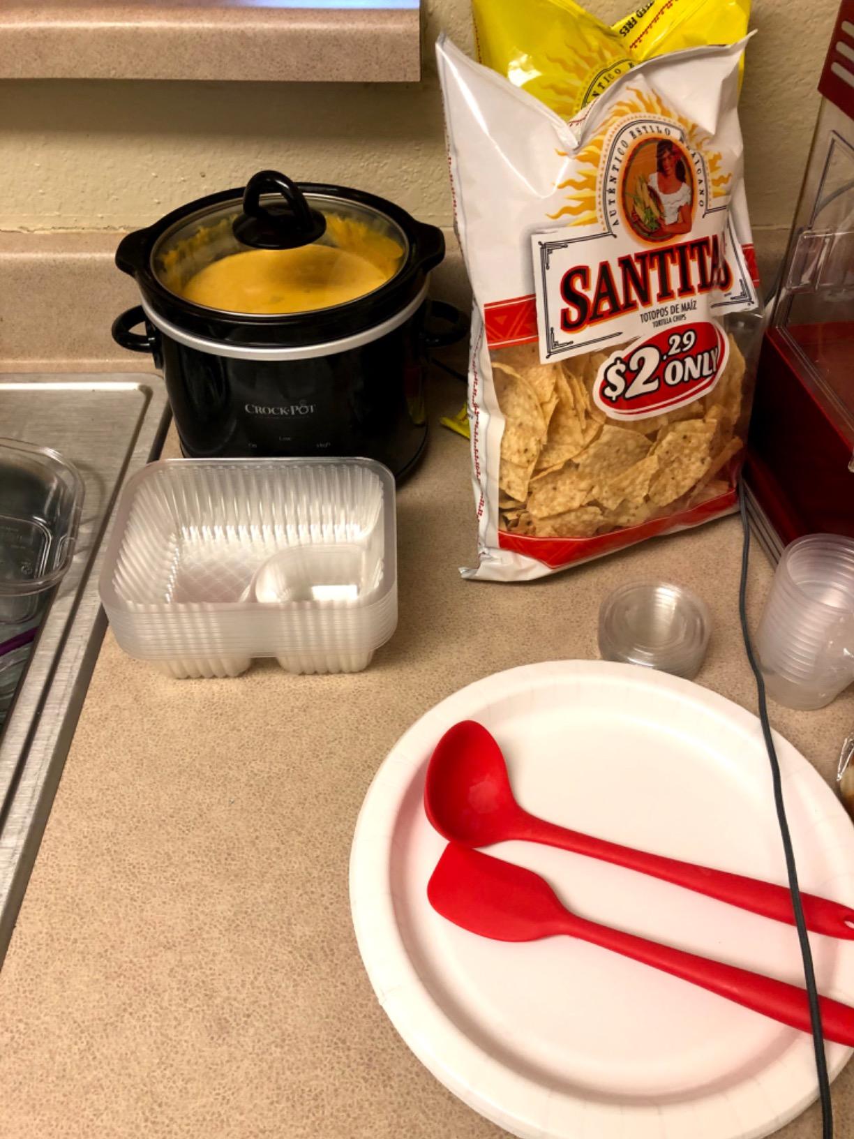 12oz Plastic Nacho Trays (100 Pack) Small Disposable Tray for Nachos & Cheese Dip, Concession Stand Supplies, Movie Night Snacks for Kids, Carnival Party Decorations, Food Boats, Snack Containers customer photo 1