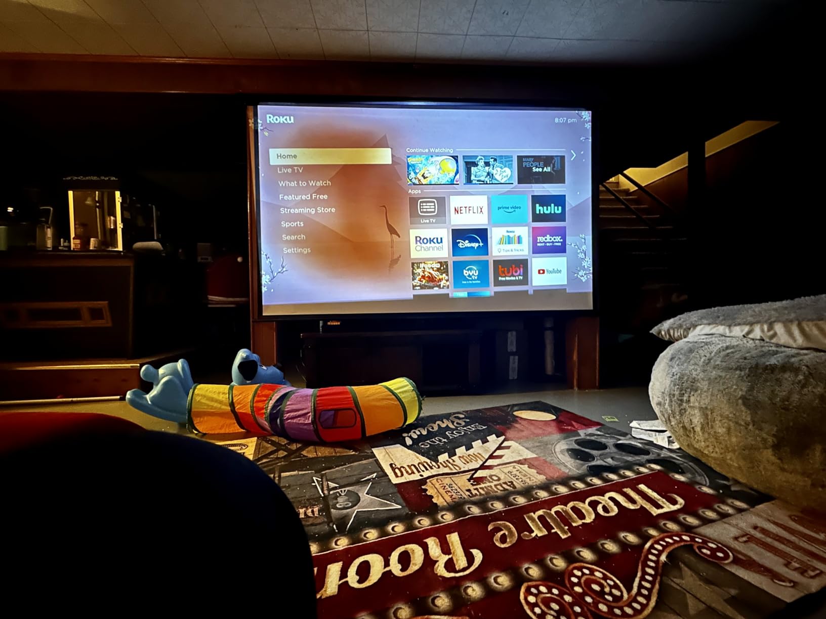 ZUEDA 100 Inch Motorized Projector Screen with Remote, 16:9 HD Electric Movie Screen, Wrinkle-Free Matte White Wall/Ceiling Mounted Projection Screen for 4K Home Theater, Office & School (White) customer photo 2