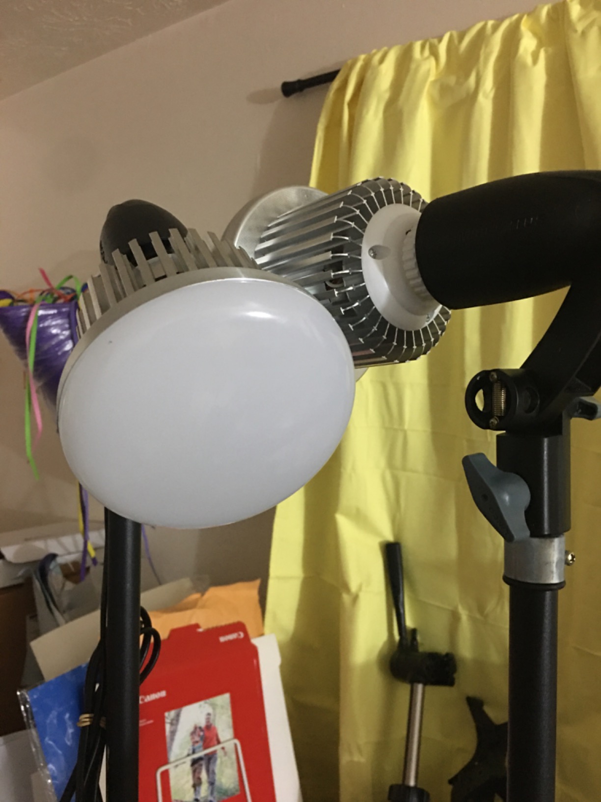 EMART 2PCS 85W 3000-6500K LED Light Bulb for Softbox/Umbrella, Photography, CRI 90+ E26/E27 Dimmable Color Temperature LED Bulbs with Remote Control for Studio Portrait, Video Recording customer photo 2