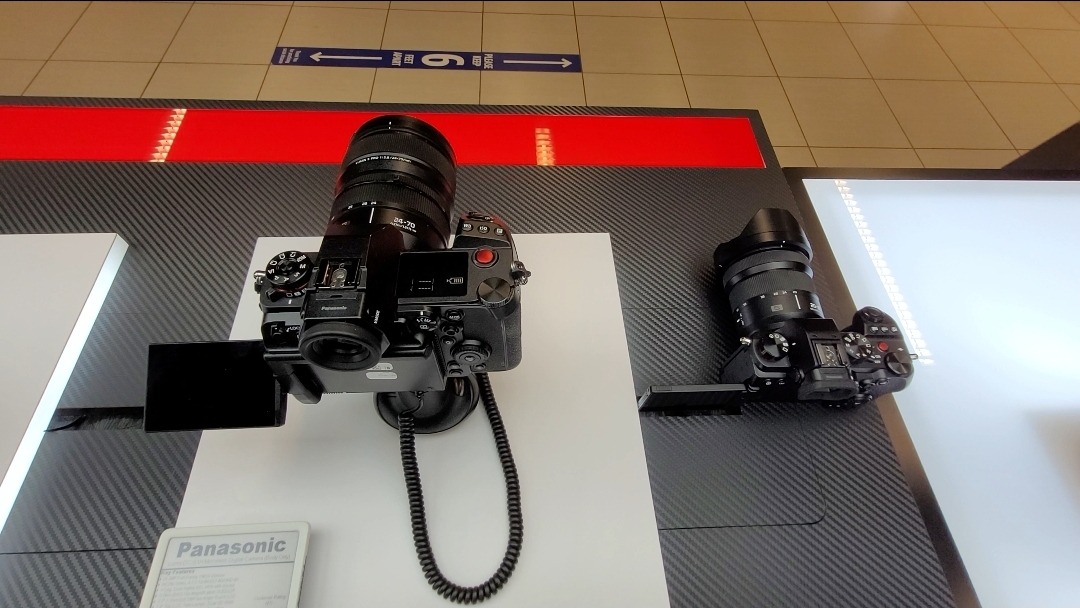 LUMIX S5 Full Frame Mirrorless Camera, 4K 60P Video Recording with Flip Screen & WiFi, L-Mount, 5-Axis Dual I.S., DC-S5BODY (Black) customer photo 1