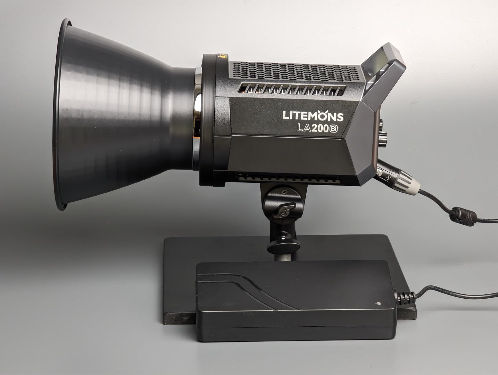 Godox Litemons LA200Bi 210W Bi-Color LED Video Light 79200 Lux @1M, 2800K-6500K, CRI 96+, TLCI 97+, Bowens Mount, 11 FX, App Control, Lightweight Studio LED Light for Photography & Filmmaking customer photo 2