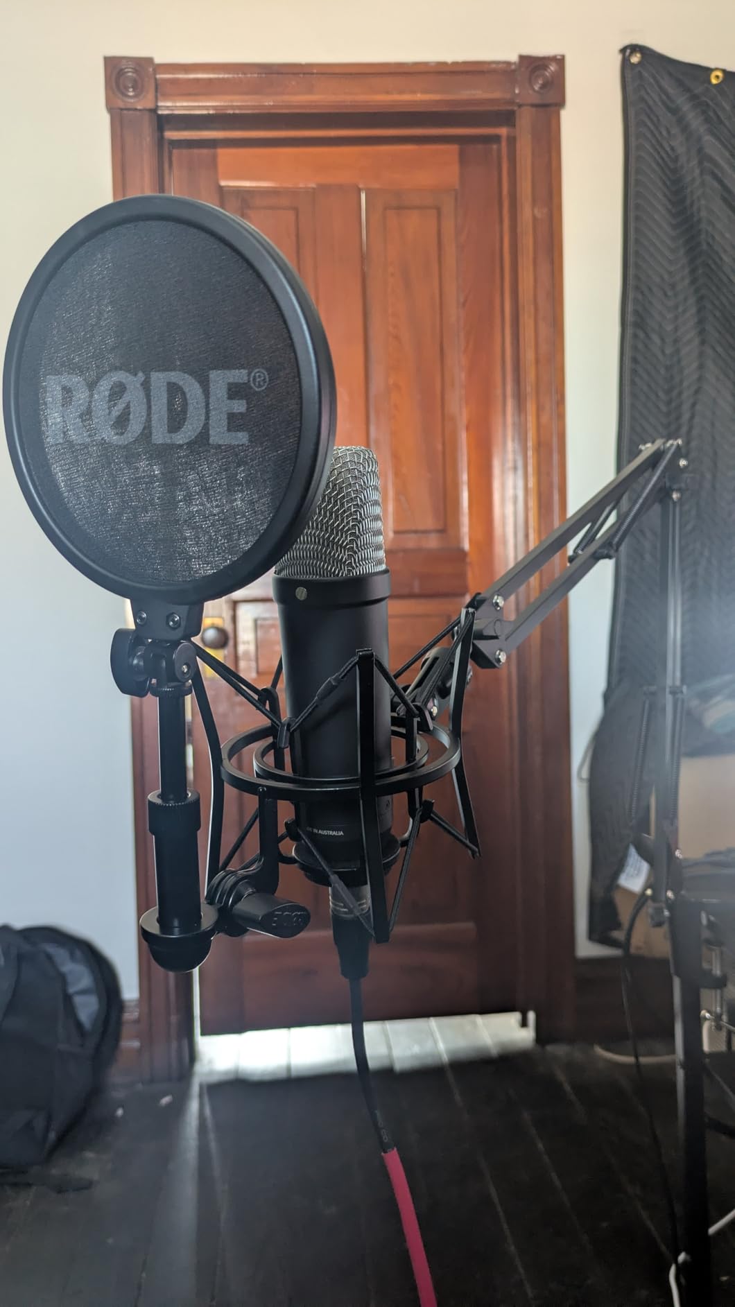RODE NT1 5th Gen Large-Diaphragm Studio Condenser Microphone - XLR & USB Outputs - Shock Mount & Pop Filter Included - Music Production, Vocal Recording, Podcasting - Black customer photo 2