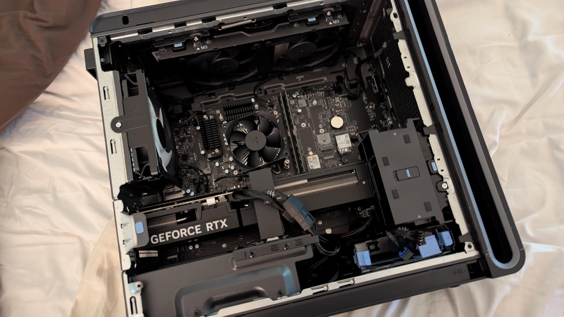 Alienware Aurora Gaming Desktop, RTX 5070, Intel Core Ultra 7 265F customer photo 1