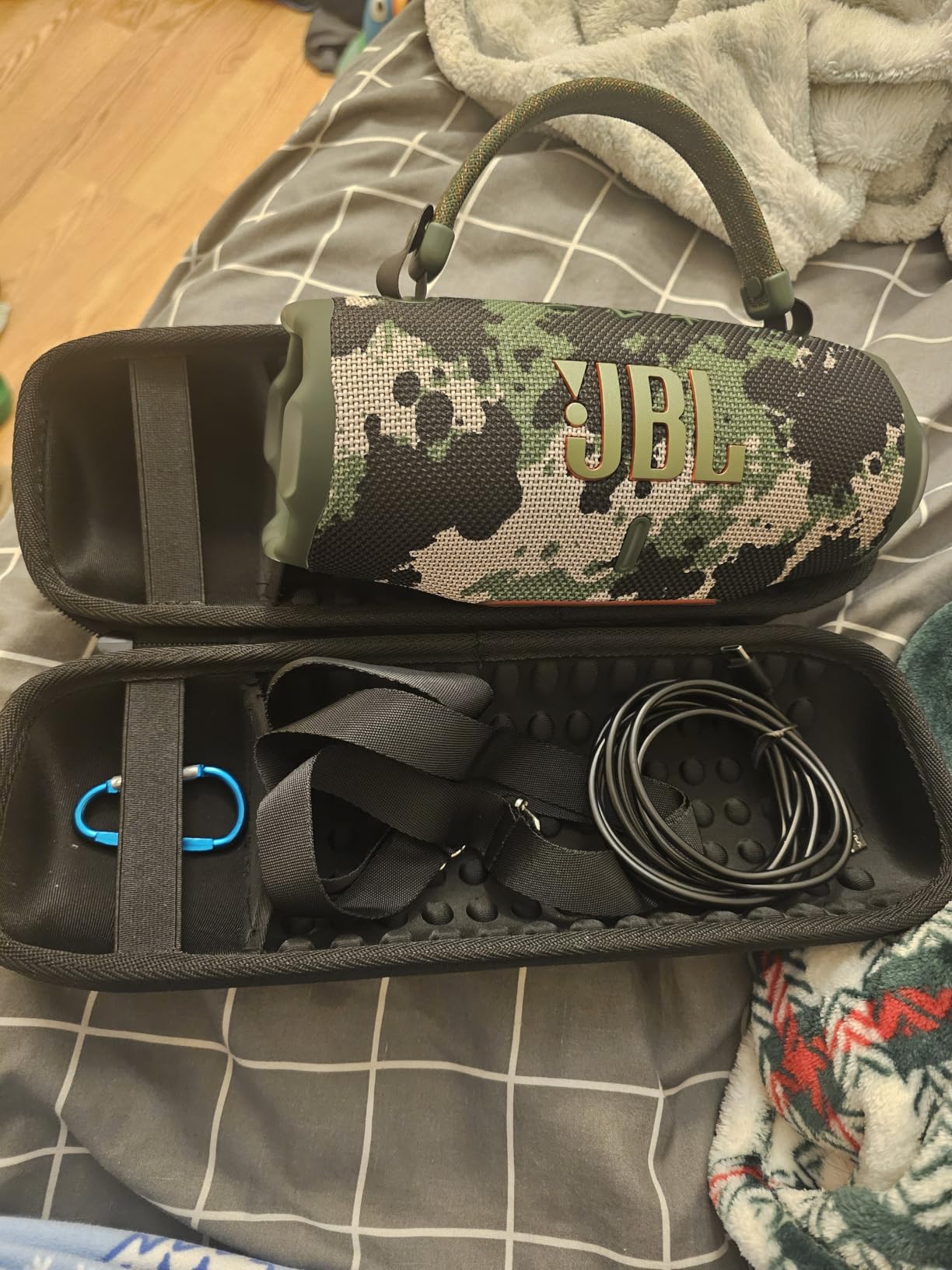 JBL Charge 6 Portable Bluetooth Speaker (Black) | IP68 Waterproof, DustProof, and DropProof, Outdoor Wireless Audio | 28Hrs Playtime + Travel Case Bundle customer photo 1