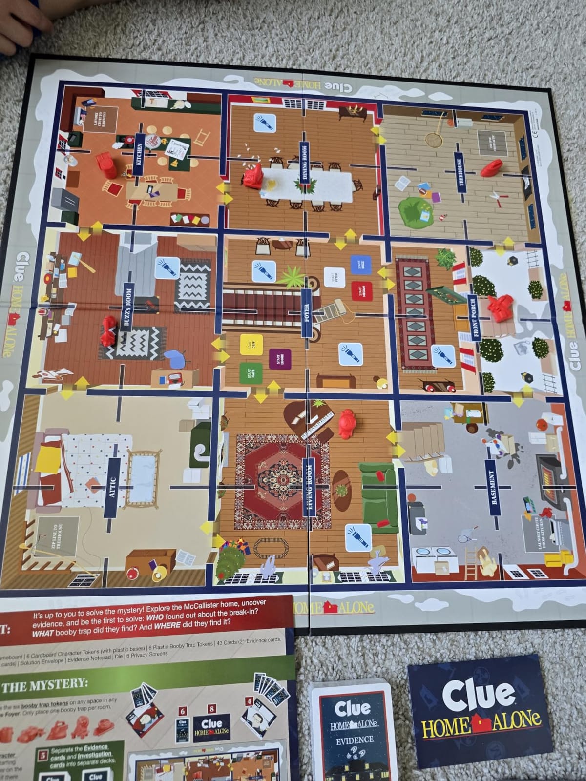 Hasbro Gaming CLUE Home Alone customer photo 2