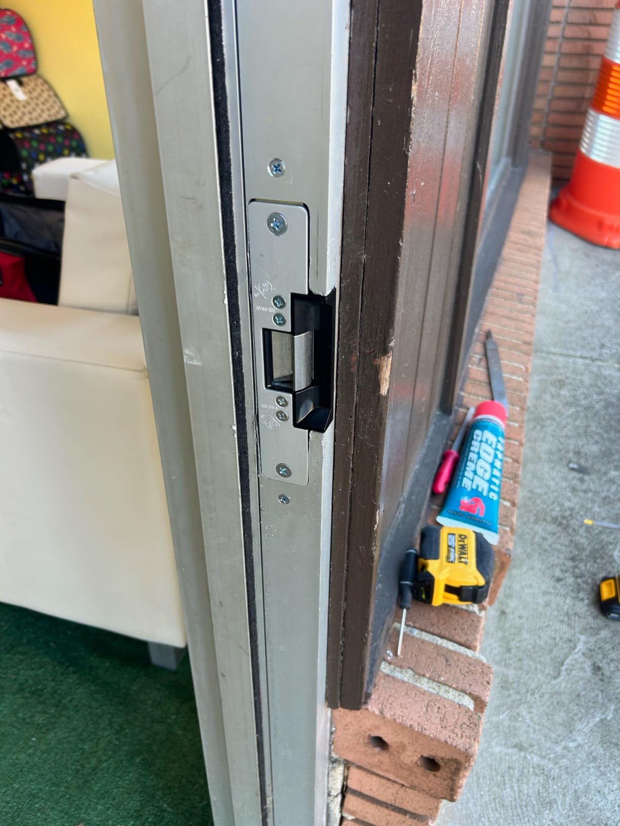 DEWALT Router, Fixed Base, 12-Amp, 24,000 RPM Variable Speed Trigger, 2-1/4HP, Corded (DW618) customer photo 2