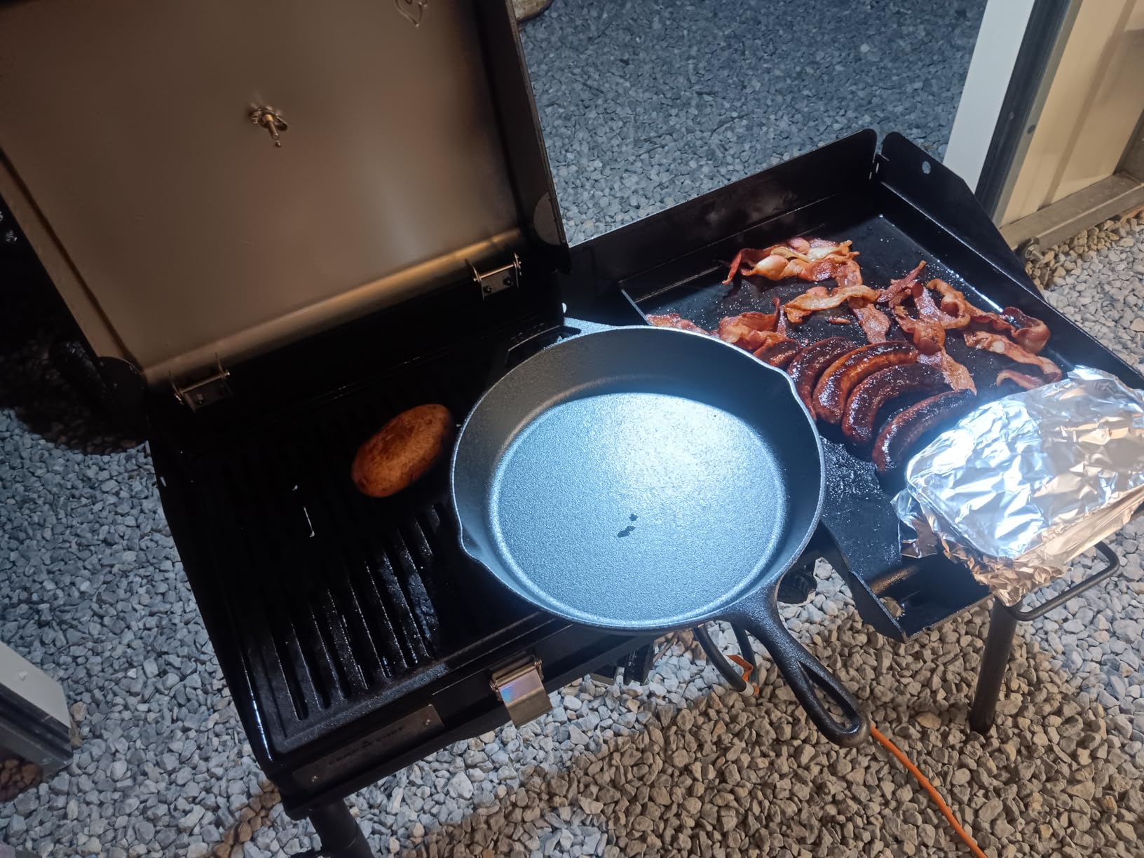 Camp Chef Explorer, Two Burner Stove, Two 30,000 BTU's cast-aluminum burners, Cooking Dimensions: 14 in. x 32 in, Black customer photo 1