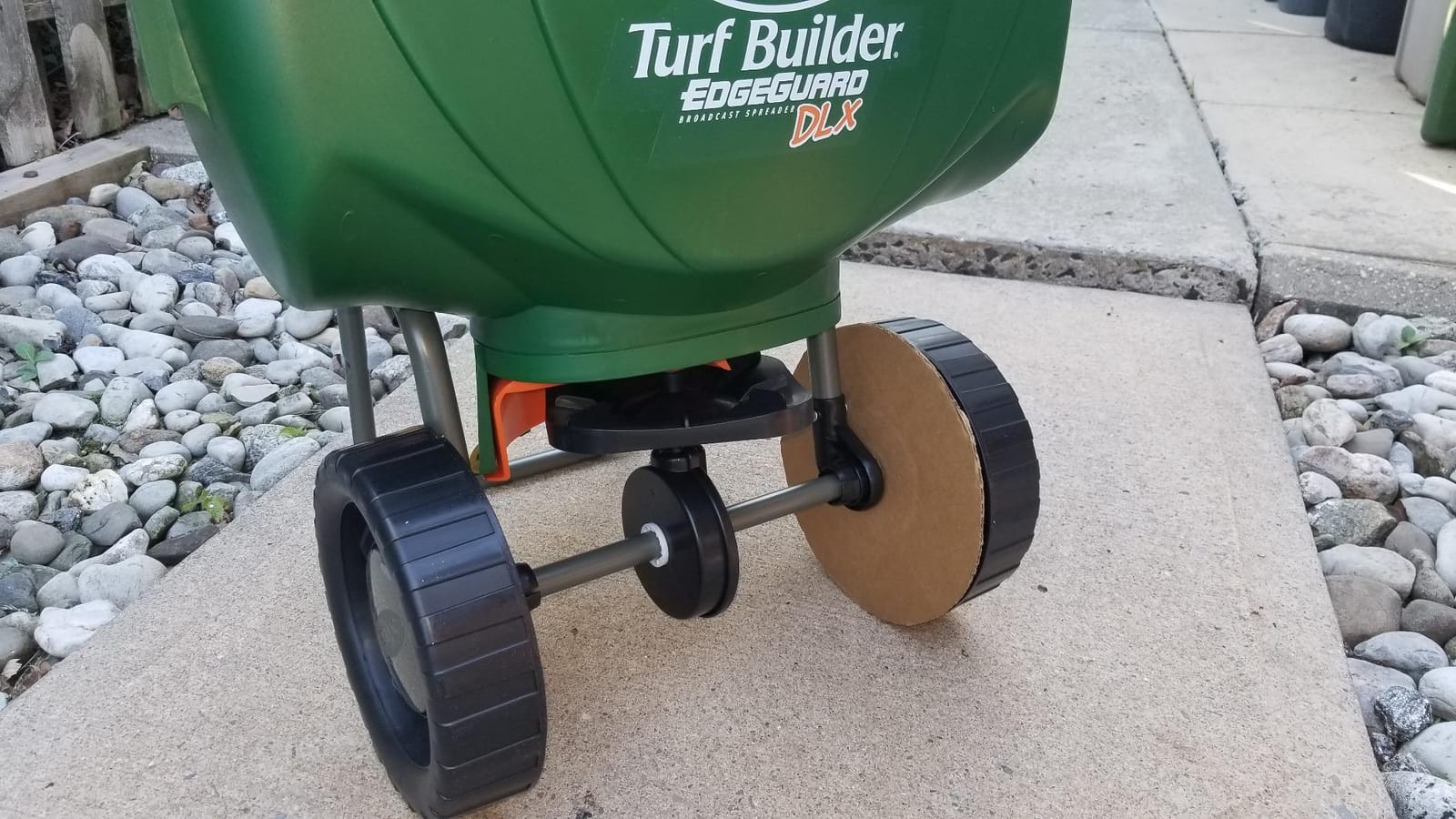 Scotts Turf Builder EdgeGuard DLX Broadcast Spreader for Seed, Fertilizer, Salt, Ice Melt, Holds up to 15,000 sq.ft. Product, Green customer photo 1