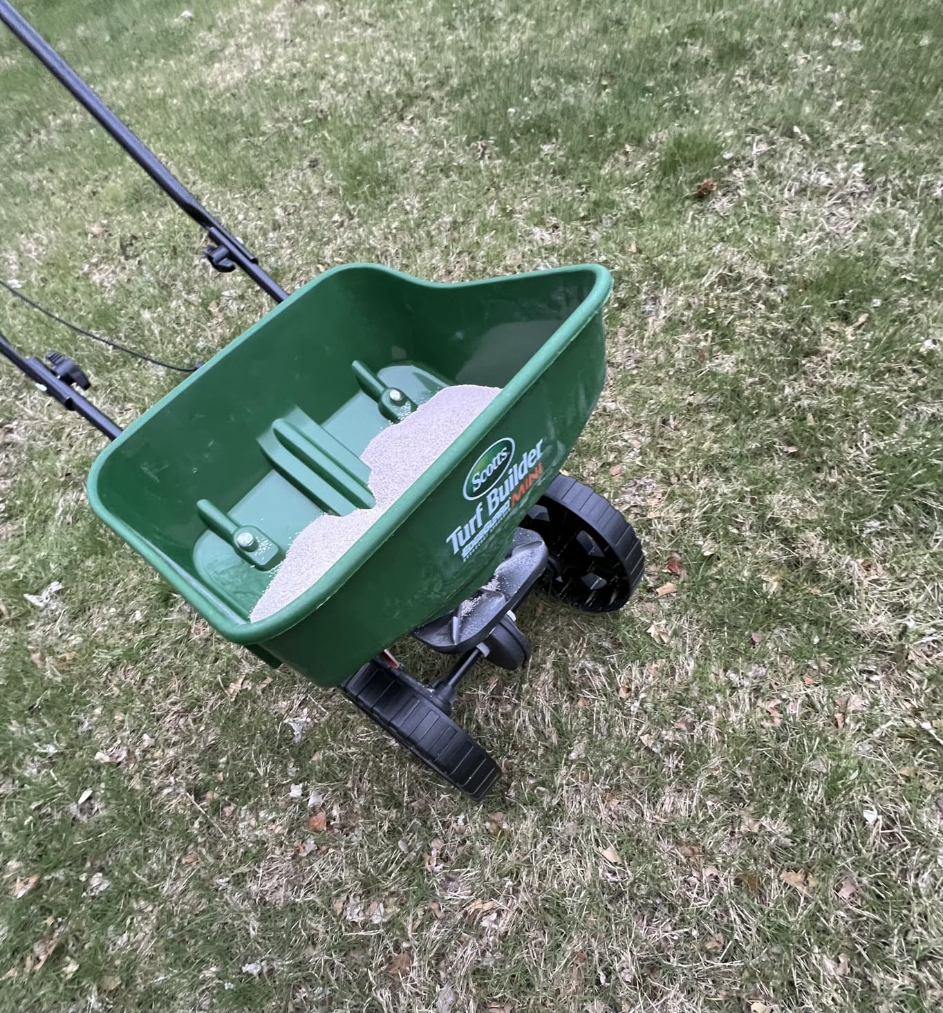 Scotts Turf Builder EdgeGuard Mini Broadcast Spreader customer photo 2