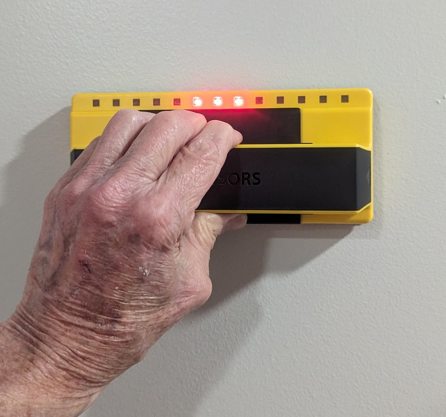 Franklin Sensors ProSensor 710 13-Sensor Stud Finder Wall Scanner | Accurate Wood and Metal Stud Detector, Made in the USA, Shows Full Width of Studs, No Calibration Required customer photo 2