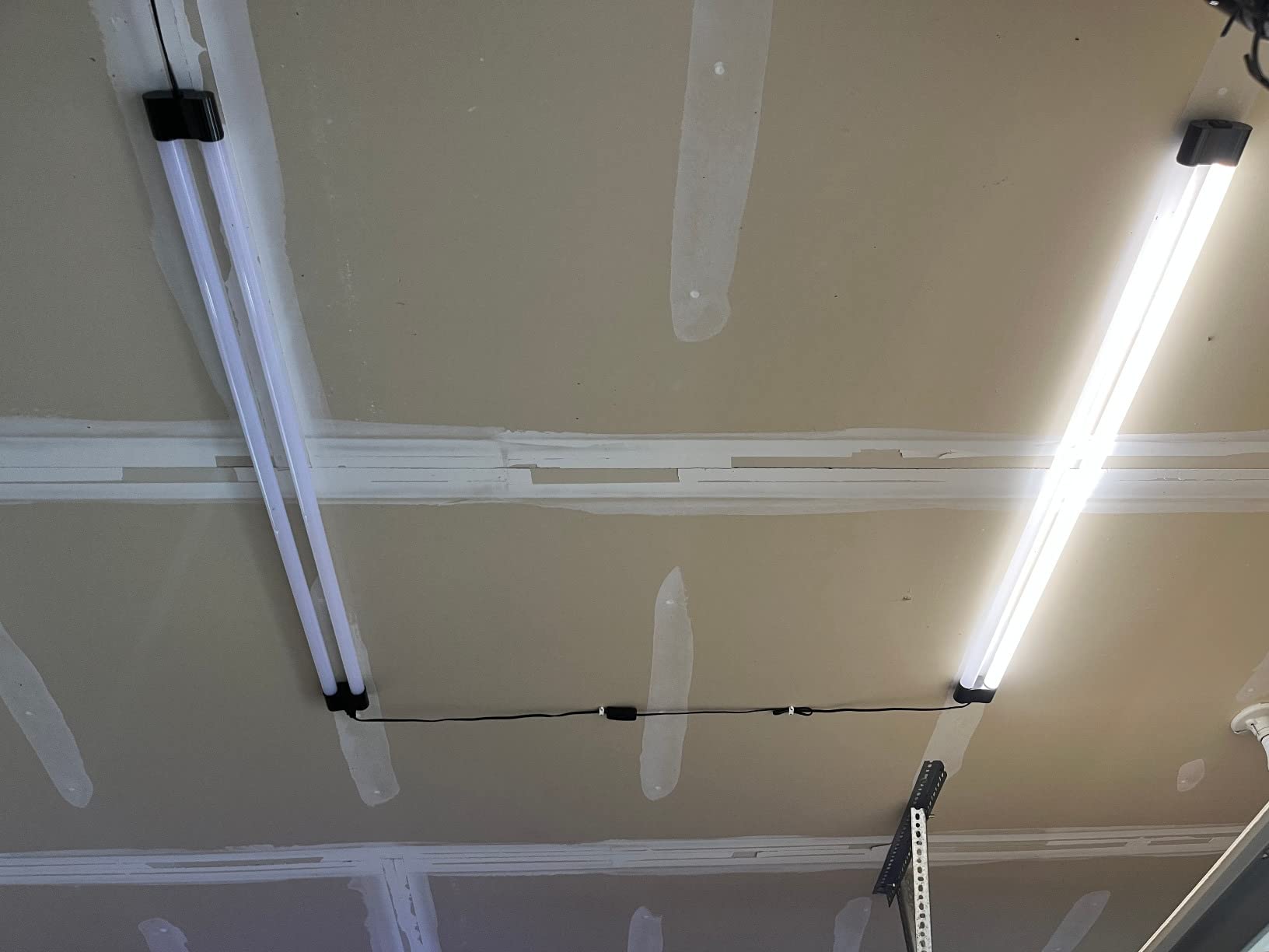 hykolity 4FT LED Shop Light, 42W [250W Equivalent],4400LM,5000K Daylight customer photo 1