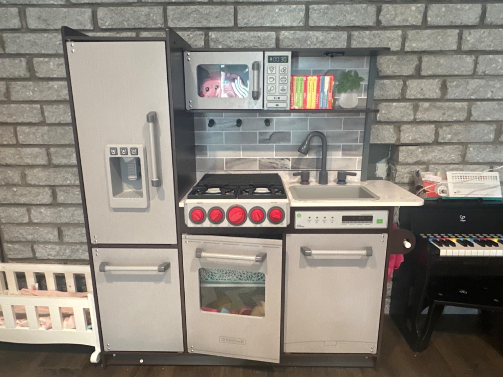 KidKraft Uptown Elite Espresso Play Kitchen with EZ Kraft Assembly, Lights and Sounds, Working Ice Maker and Click and Turn Knobs, Gift for Ages 3+ customer photo 2
