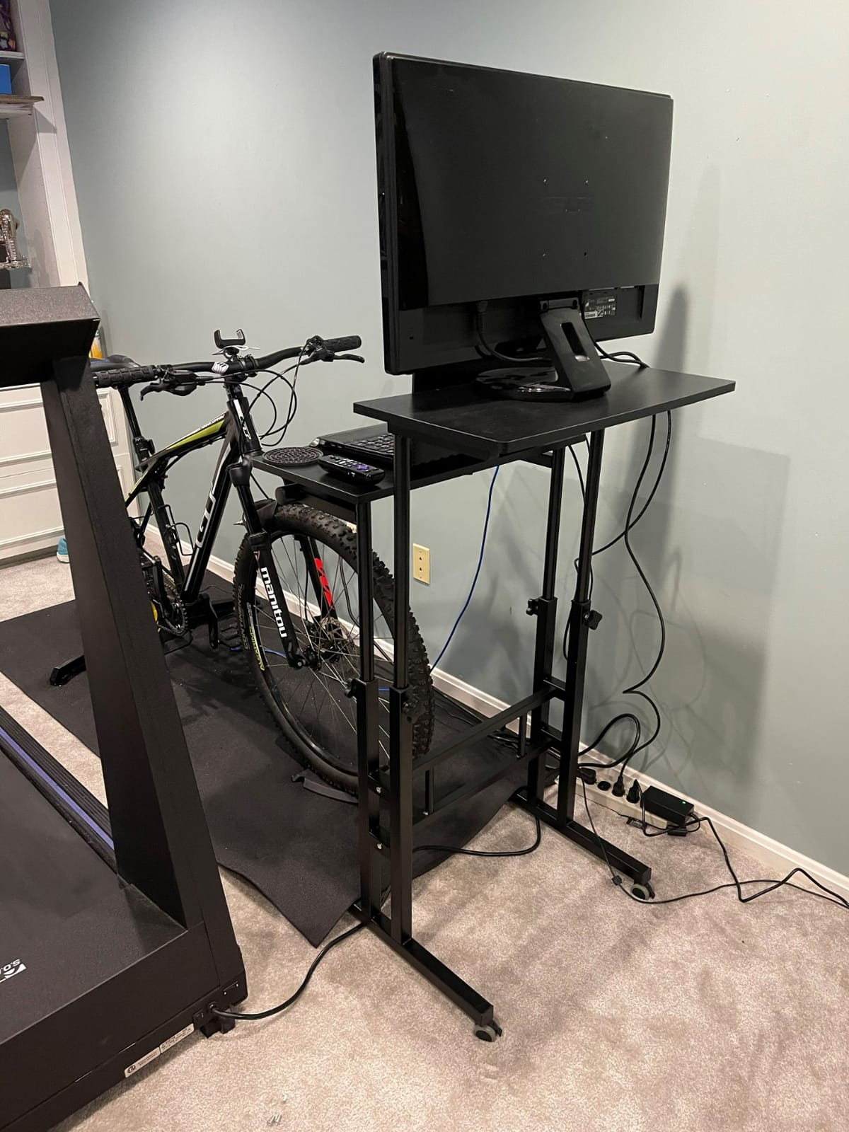 SIDUCAL Mobile Standing Desk, Portable Stand Up, Small Adjustable Converter with Wheels Home Office Workstation, Rolling Desk Laptop Cart for Standing or Sitting, Black customer photo 2