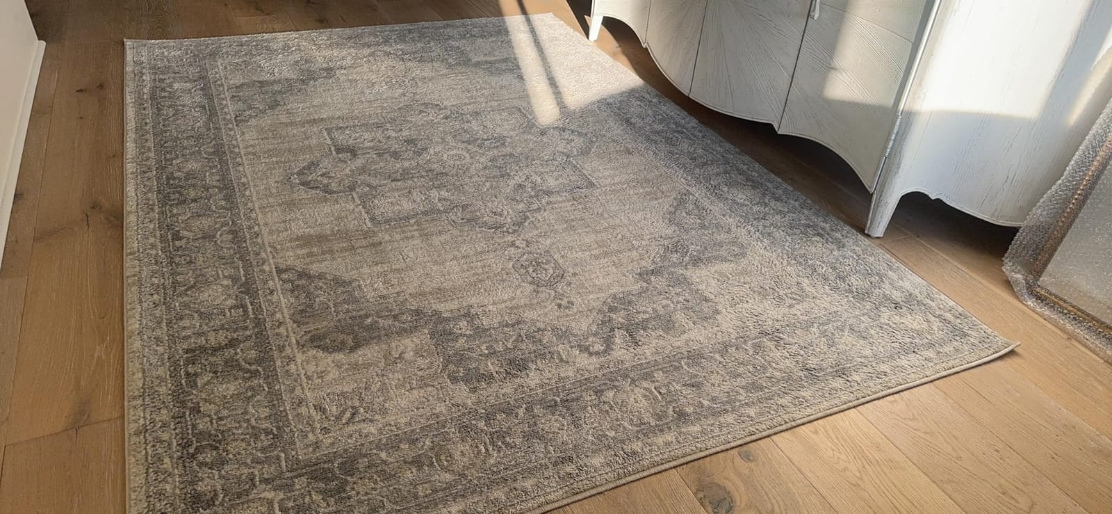 SAFAVIEH Area Rug 8x10 - Brentwood Collection - Large - Cream & Grey, Medallion Distressed Design, Non-Shedding & Easy to Clean, Ideal for Living Room, Bedroom, Dining Space (BNT865B) customer photo 1