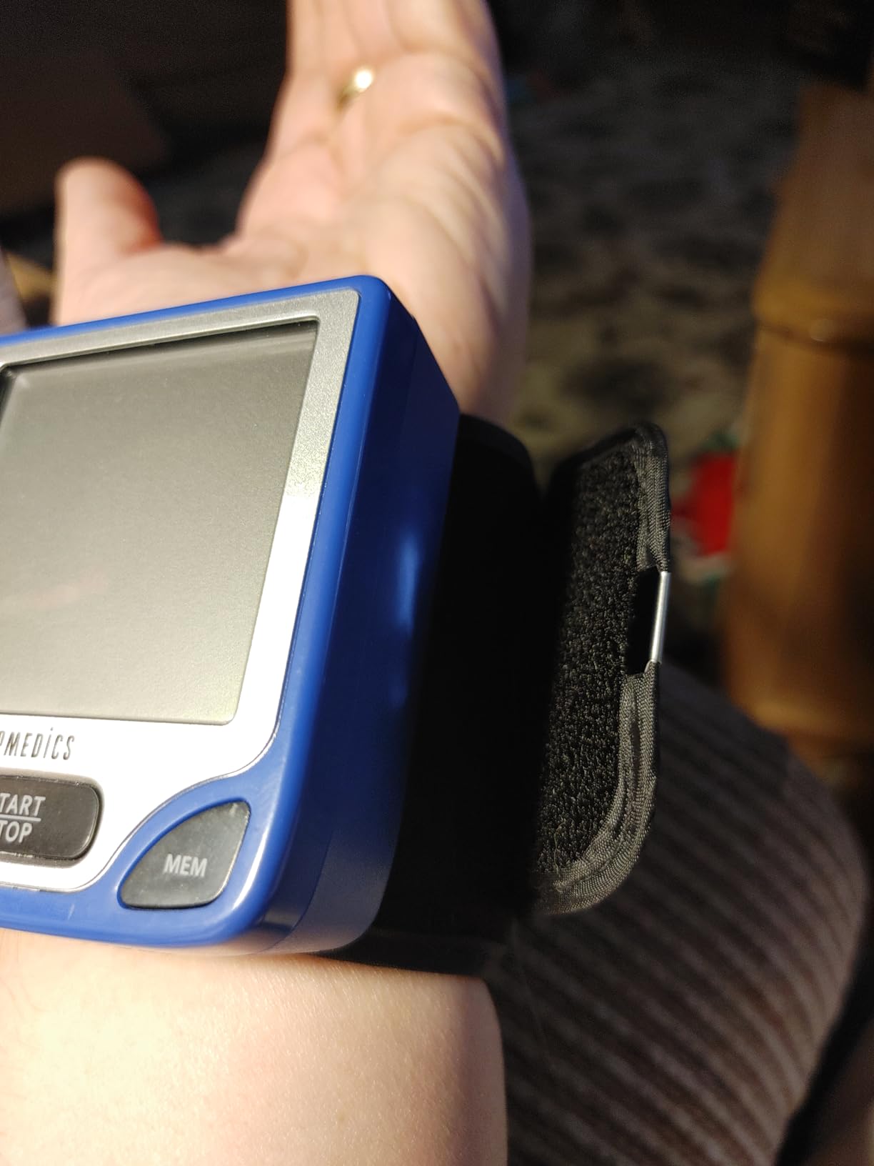 Homedics Blood Pressure Monitor, Automated Wrist Blood Pressure Machine for Home use with Easy One-Touch Operations. Stores up to 120 Readings (60 Readings per 2 Users). Cuff and Storage Case Included customer photo 2