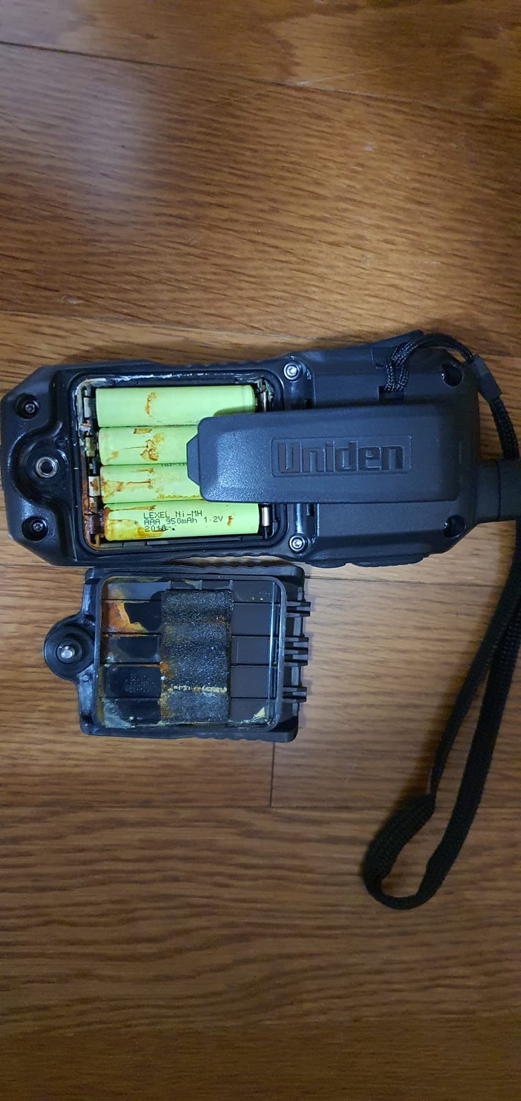 Uniden Atlantis 155 Handheld Two-Way VHF Marine Radio, Floating IPX8 Submersible Waterproof, Dual-Color Screen, All USA/International/Canadian Marine Channels, NOAA Weather Alert, 10 Hour Battery customer photo 2