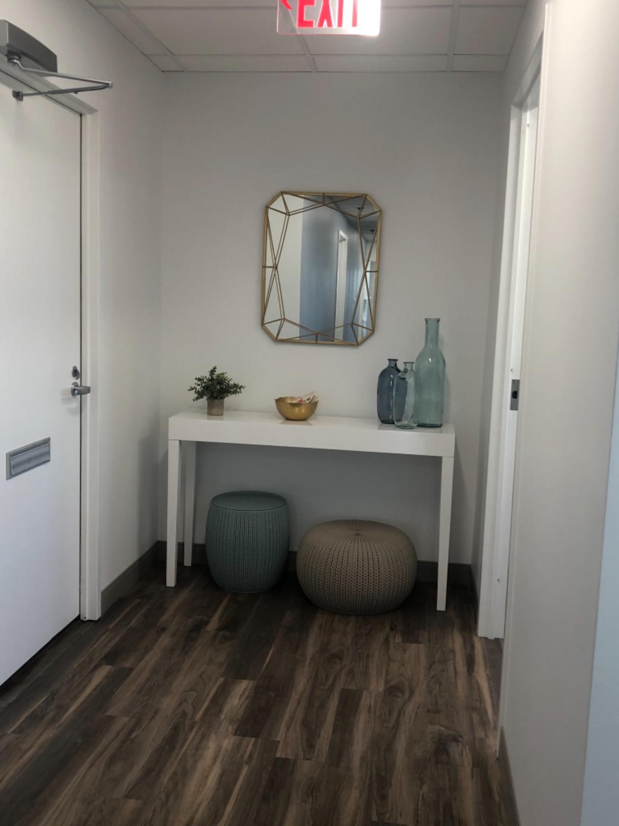Kate and Laurel Keyleigh Modern Glam Geometric Shaped Metal Accent Wall Mirror, Gold customer photo 2