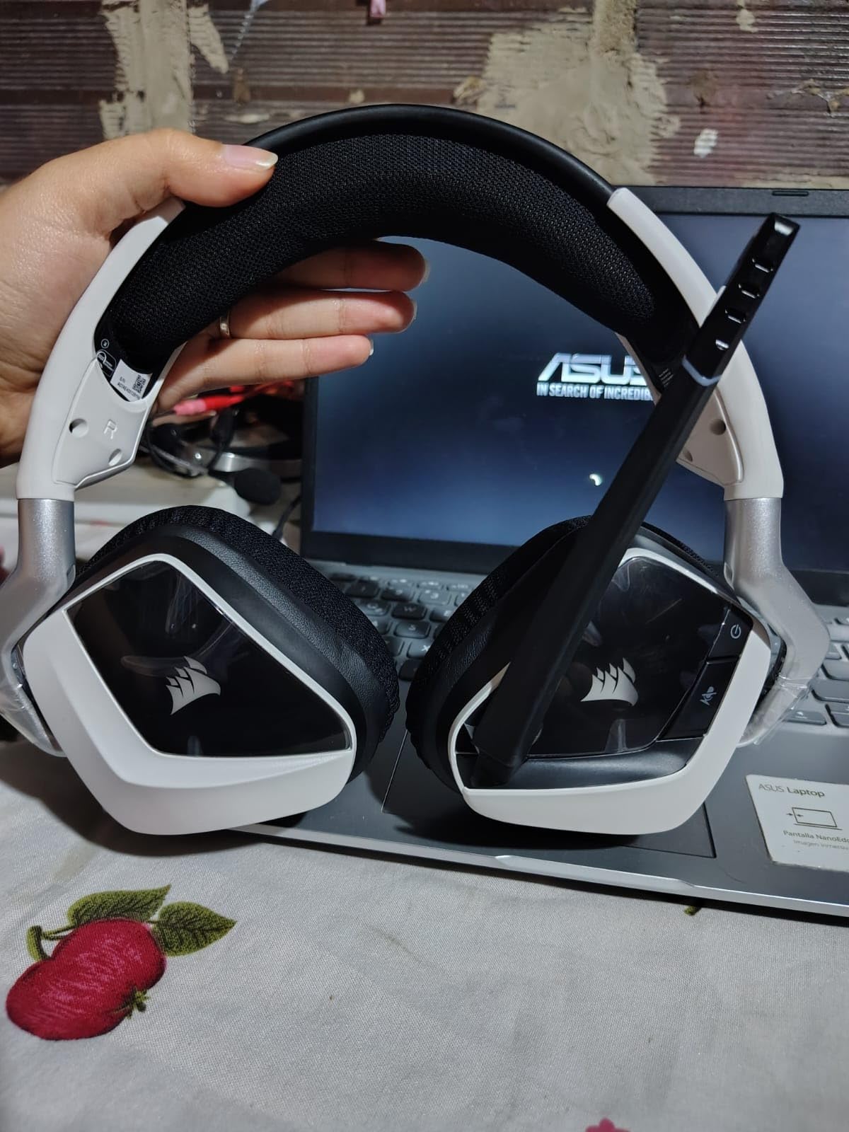 Corsair Void RGB Elite Wireless PC PS5 PS4 Mac Gaming Headset – White customer photo 2