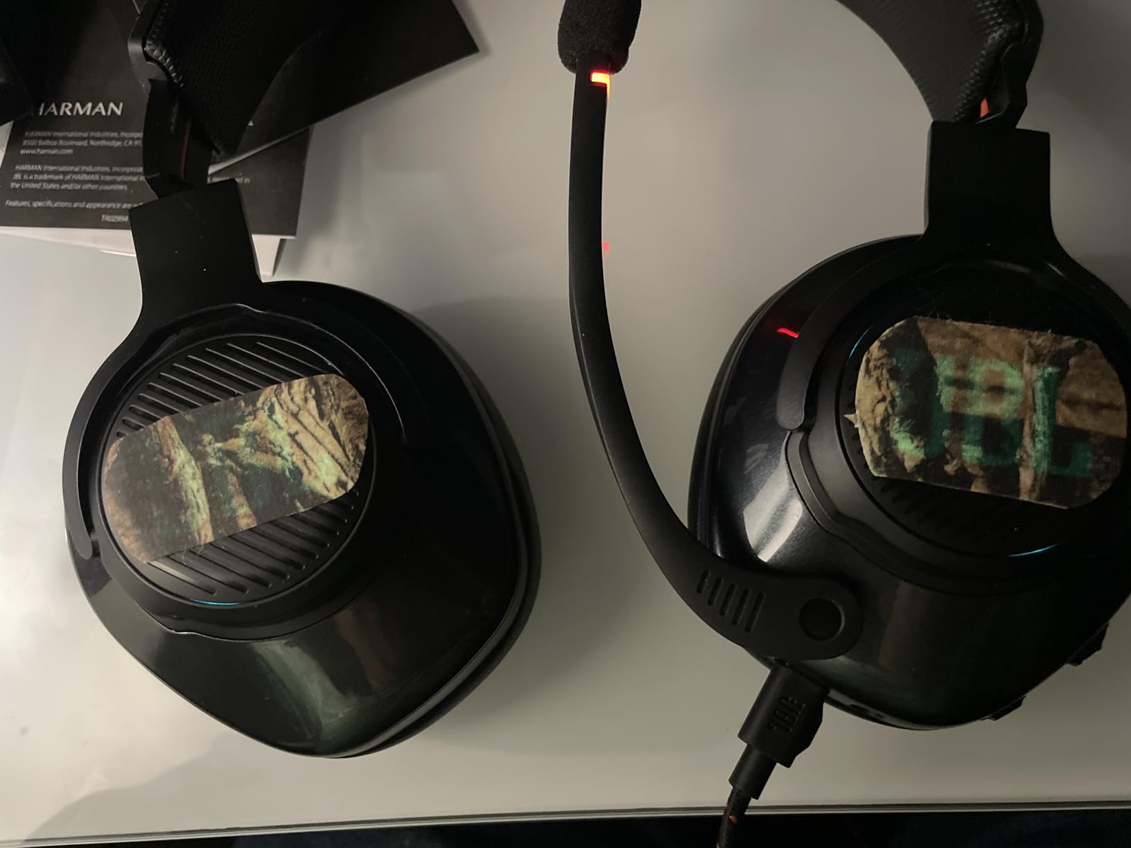 JBL Quantum 400 - Wired over-ear gaming headset with game-chat balance dial, JBL QuantumSURROUND and DTS, Voice focus directional flip-up mic and memory foam ear cushions (Black) customer photo 2