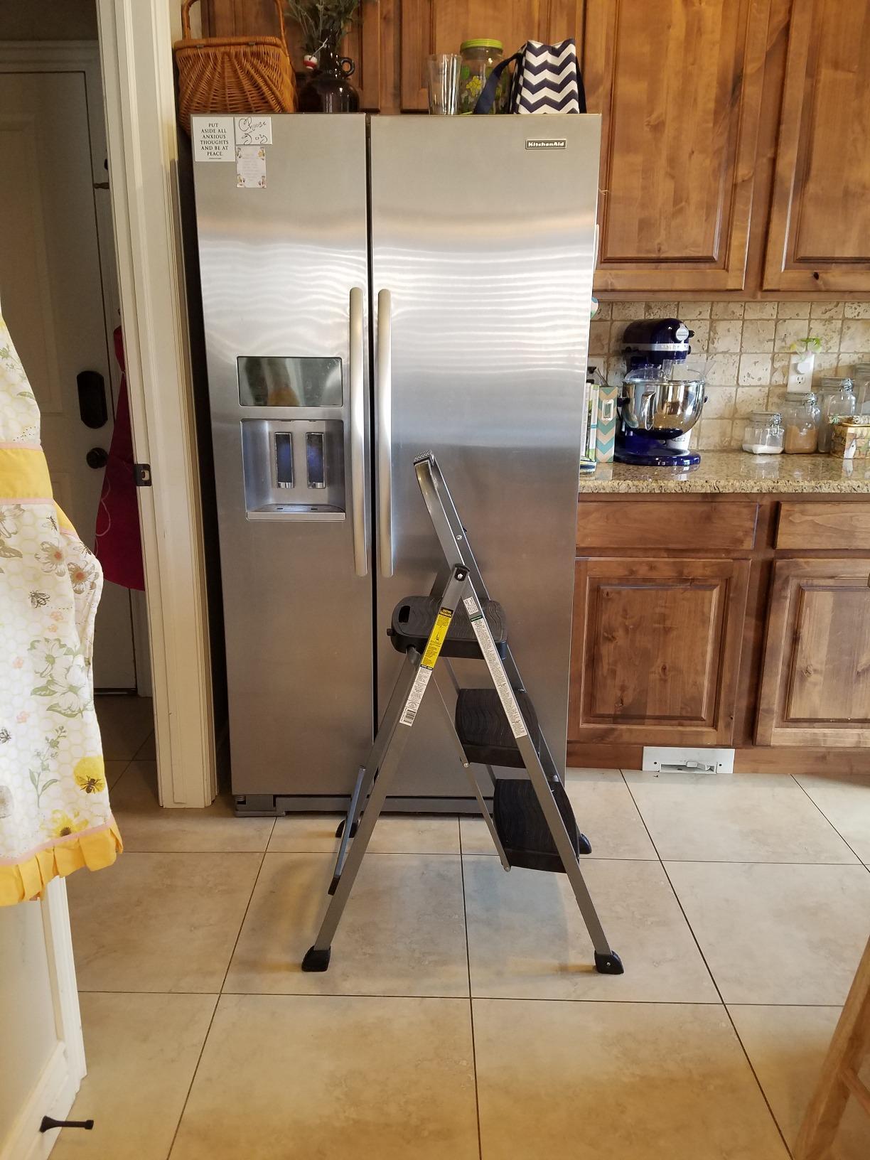 Rubbermaid 3-Step Steel Ladder, Folding Step Stool with Hand Grip and Non-Slip Feet, White, Tested to ANSI US Safety Standards, No Assembly Required (Amazon Exclusive) customer photo 1
