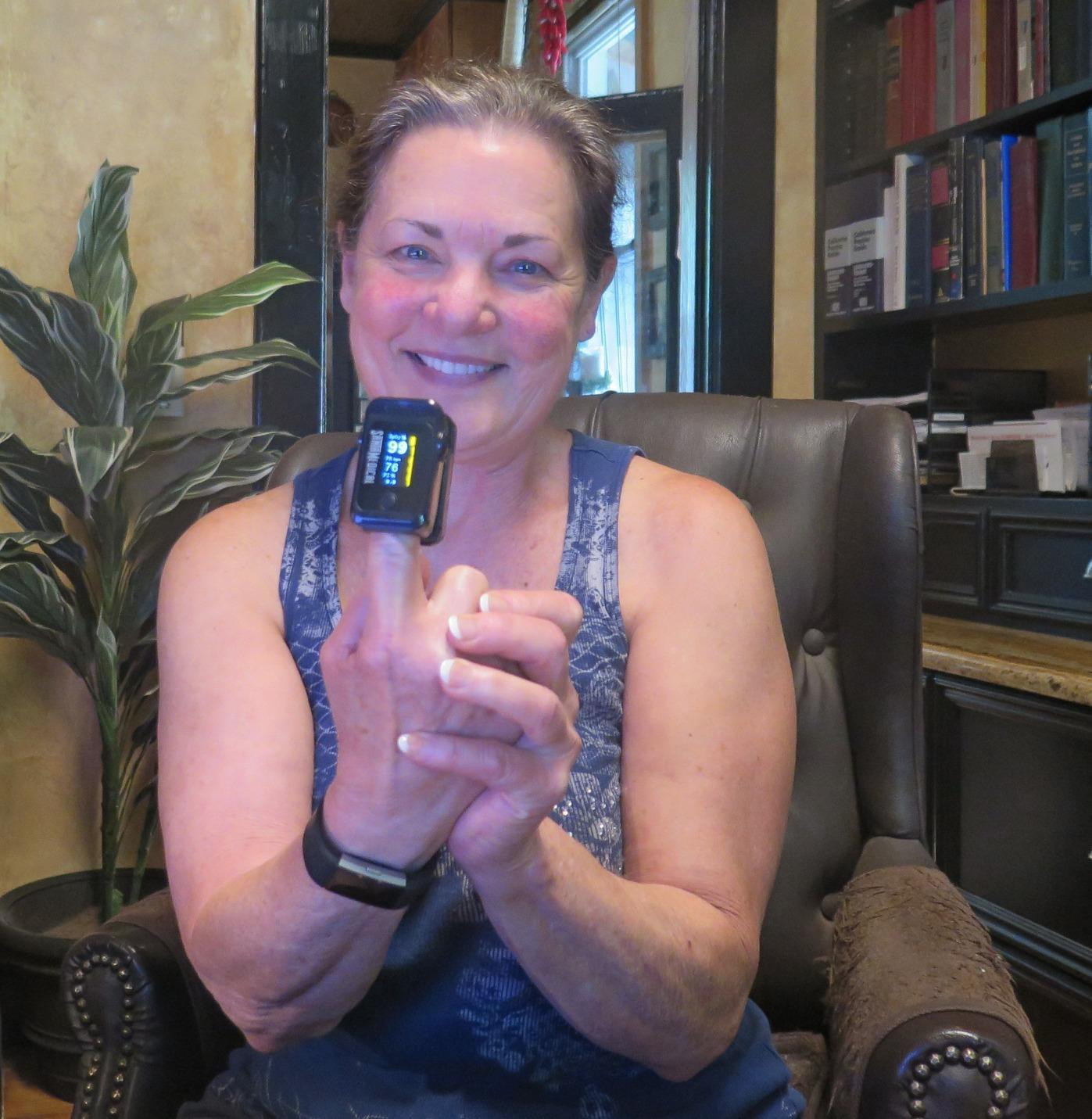 Santamedical Dual Color OLED Pulse Oximeter Fingertip Monitor (SpO2) customer photo 1