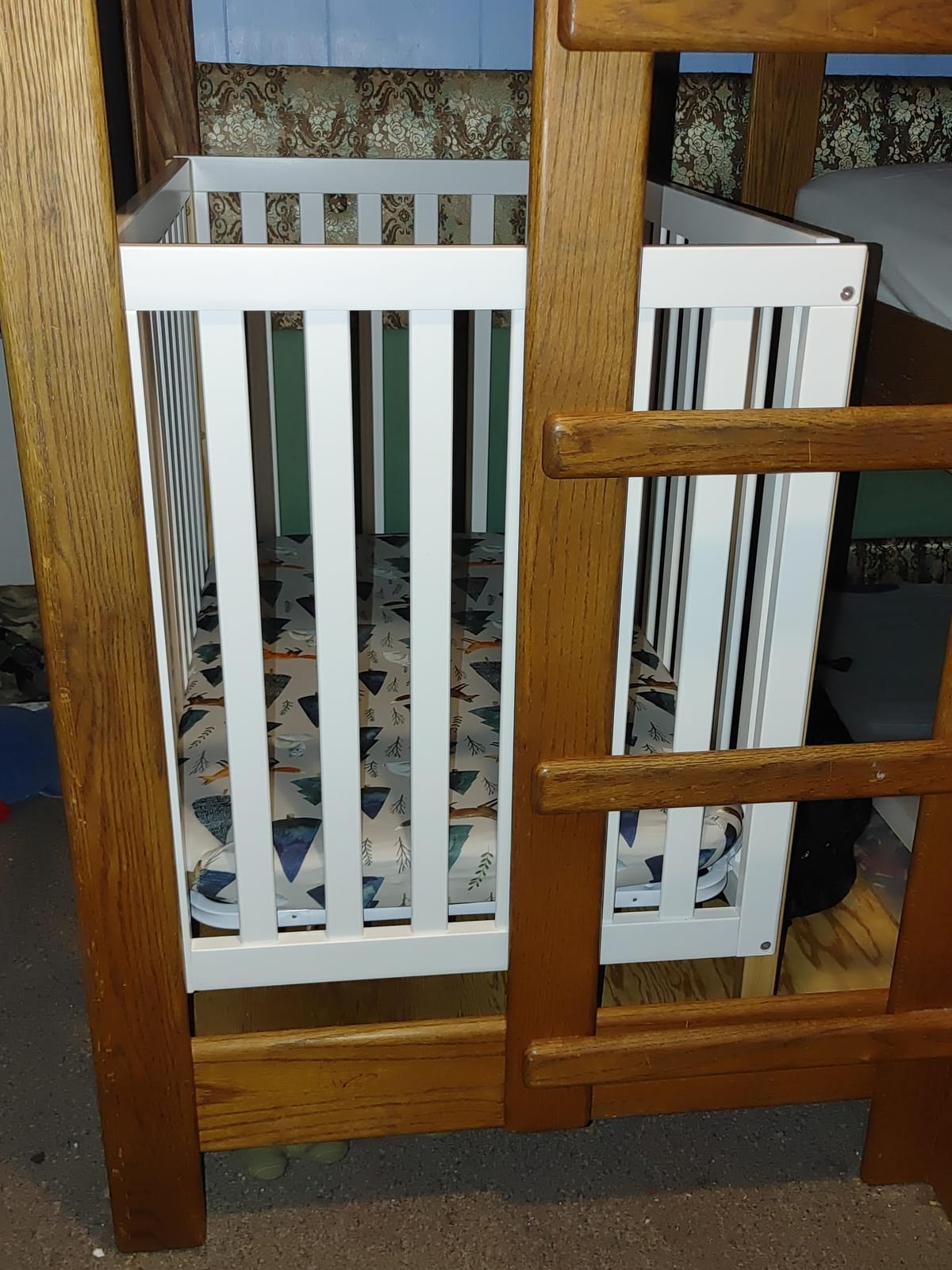 Delta Children Gio Mini Crib with 2.75