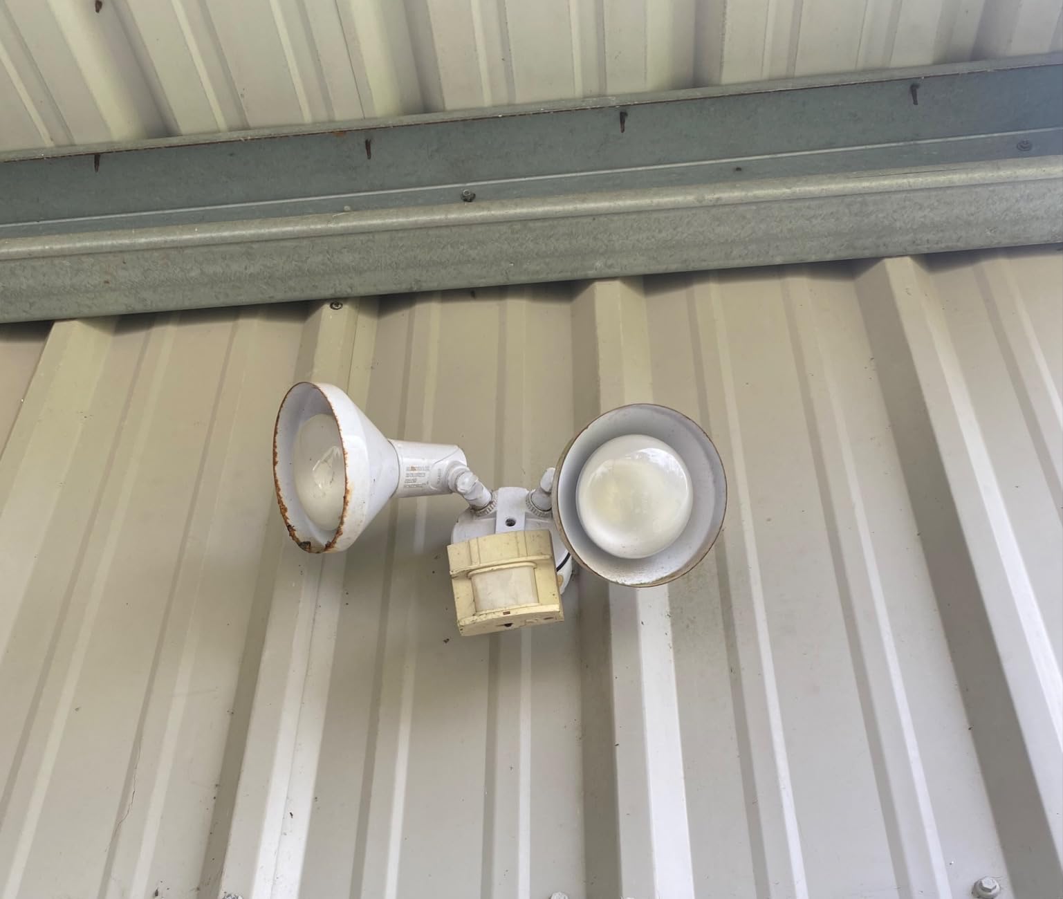 UME 19W LED Flood Light Motion Sensor Outdoor, 2 Adjustable Head, 2000LM, 5000K, IP65 Waterproof, Dusk to Dawn Security Light with Photocell for Exterior,Outside,Garage,House(Black) customer photo 2