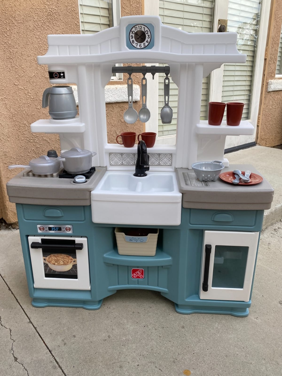 Step2 Timeless Trends Kids Kitchen Playset, Indoor/Outdoor Kitchenette, Interactive Play with Lights and Sounds, Made of Durable Plastic, Includes 21 Piece Toy Accessories, for Toddlers 2+ Years Old customer photo 1