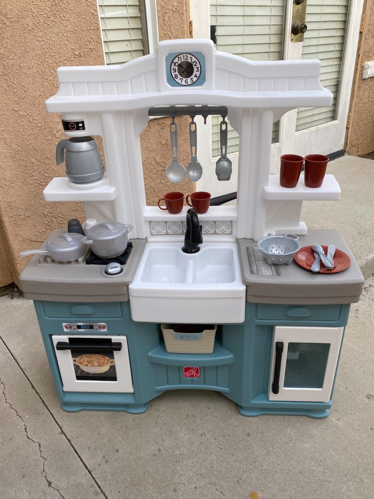 Step2 Timeless Trends Kids Kitchen Playset, Indoor/Outdoor Kitchenette, Interactive Play with Lights and Sounds, Made of Durable Plastic, Includes 21 Piece Toy Accessories, for Toddlers 2+ Years Old customer photo 2