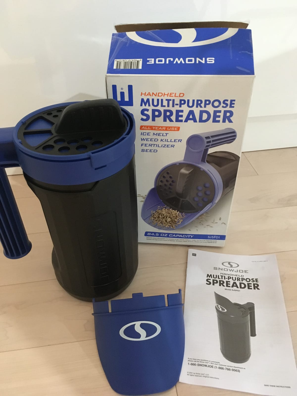 Snow Joe Salt Spreader Handheld - Ice Melt Spreader with 5 lb Capacity, Adjustable Dial Flow Control for Grass Seed, Fertilizer & More, SJSPD1 customer photo 1