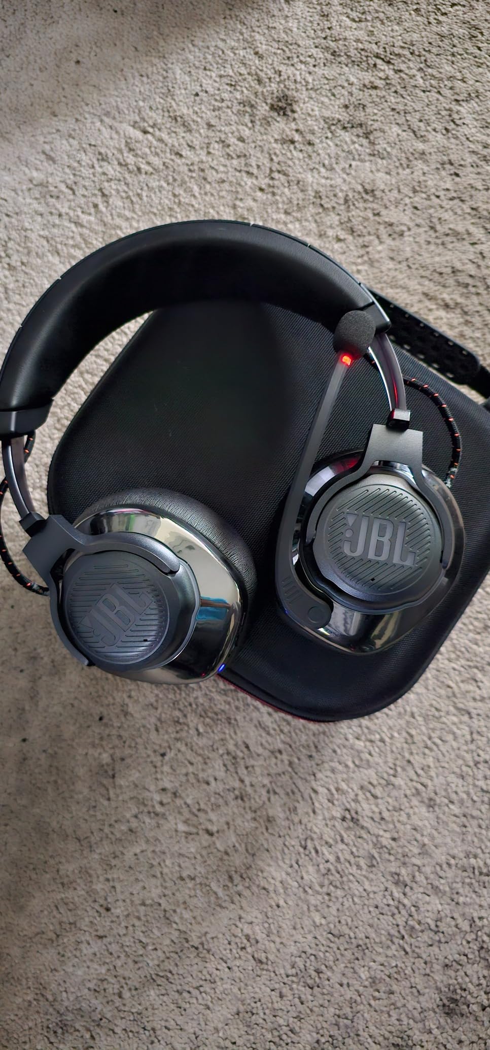 JBL Quantum 810 Wireless - Wireless over-ear performance gaming headset with Active Noise Cancelling and Bluetooth, up to 43 hours of battery life, Hi-Res 50mm drivers (Black) customer photo 1