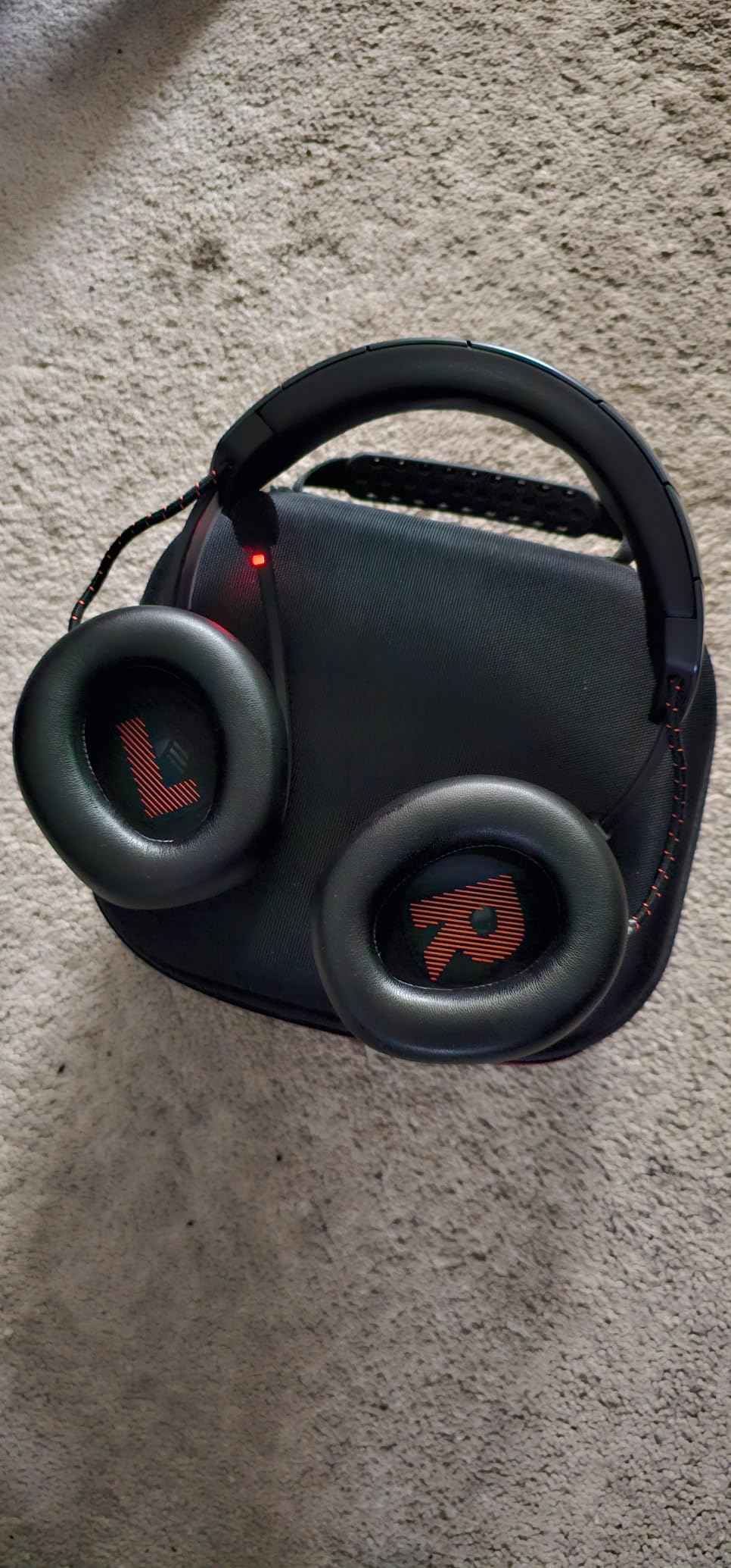 JBL Quantum 810 Wireless - Wireless over-ear performance gaming headset with Active Noise Cancelling and Bluetooth, up to 43 hours of battery life, Hi-Res 50mm drivers (Black) customer photo 2