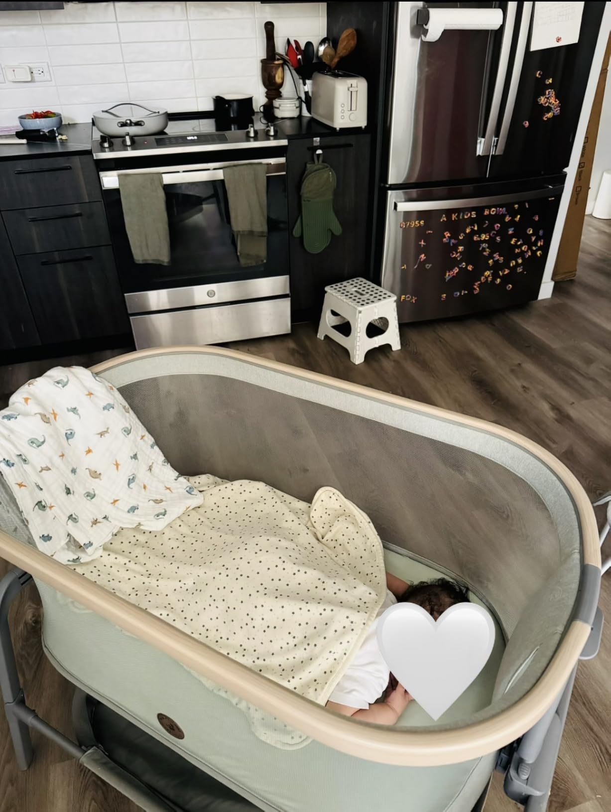 Maxi-Cosi Iora Baby Bassinets Bedside Sleeper, Portable Bassinet, Infant Bedside Sleeper Crib, Height Adjustable, Breathable Mesh, Large Storage Basket, Classic Slate customer photo 1