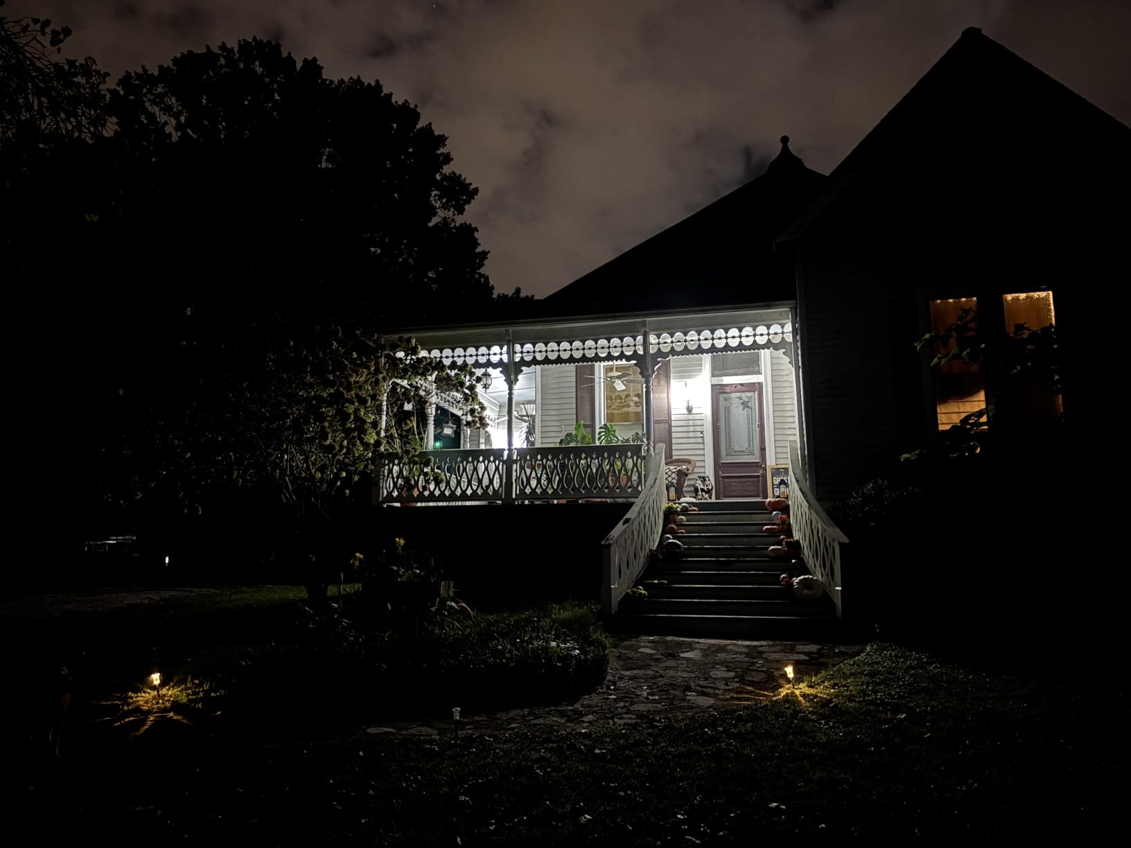 4-Pack Dusk to Dawn Light Bulbs Outdoor 75 Watt Equivalent, Automatic On/Off Sensor LED Bulb, 10W Daylight 5000K,1100 Lumen, A19 E26 Bulbs Photocell for Wall lamp Porch Garage Yard Light(Non-dimmable) customer photo 2