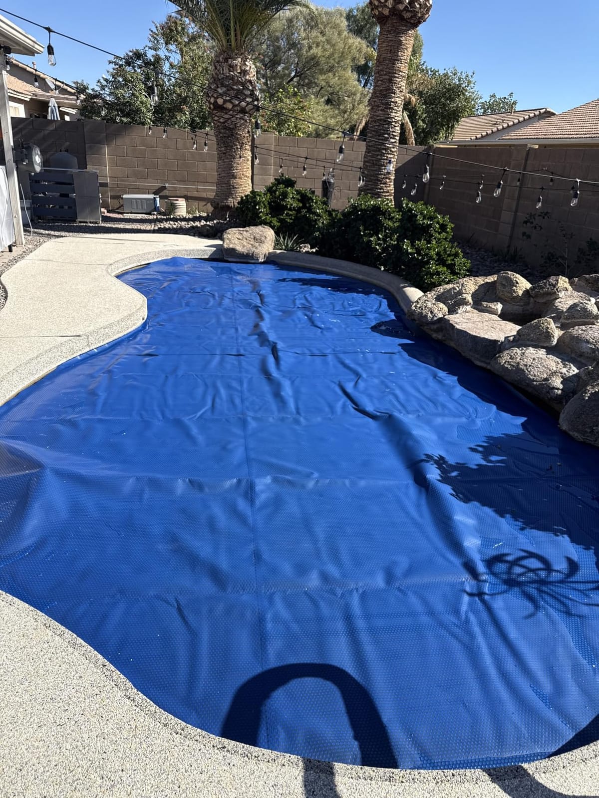 VEVOR Solar Pool Cover 40 x 20 ft, 16 Mil Rectangle Solar Blanket Blue customer photo 1