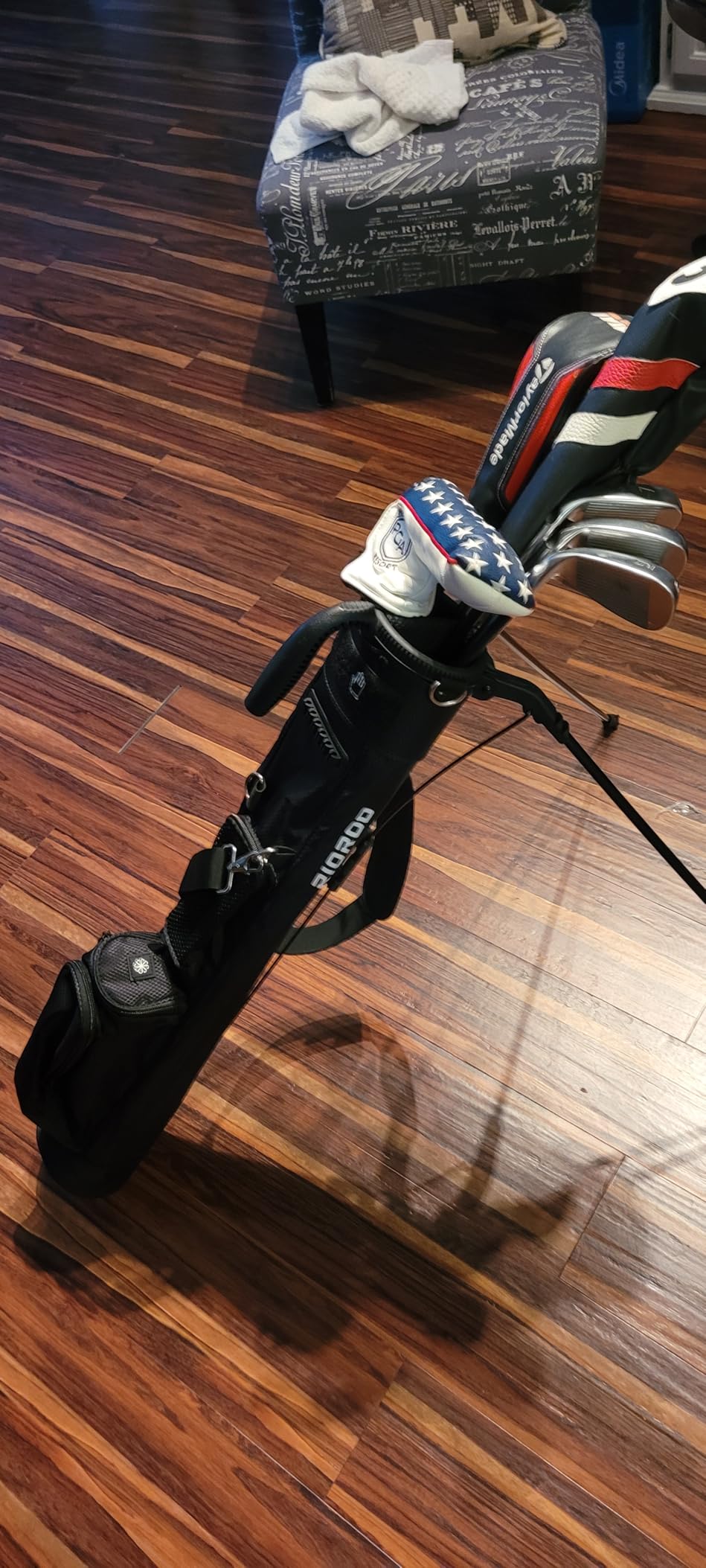 Golf Stand Bag, Lightweight Par 3 Golf Bag Holds Up to 7 Clubs with Two Way Dividers Cooler Pocket Shoulder Strap and Multiple Storage Pockets for Men and Women customer photo 1