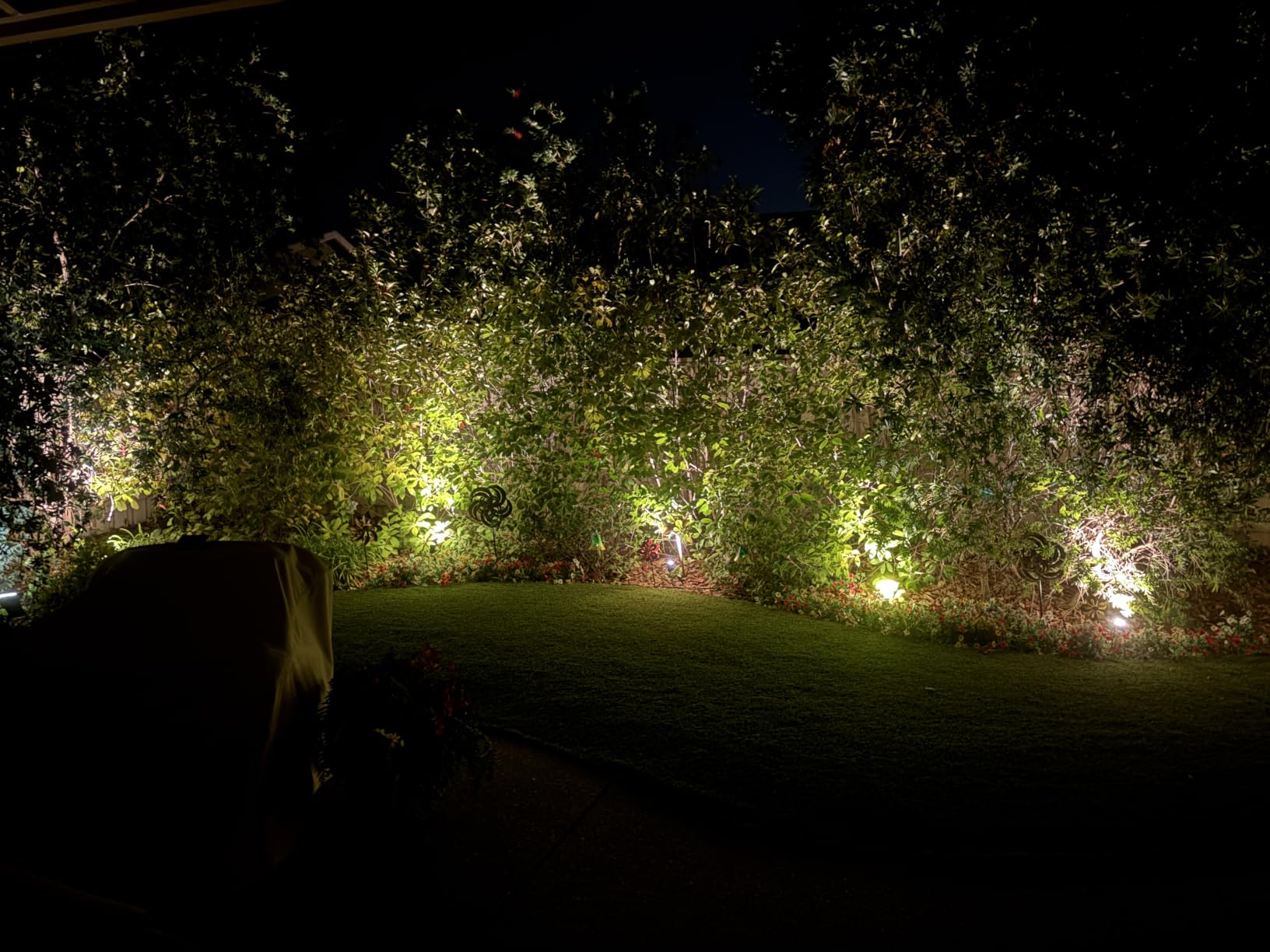 SUNVIE All-in-One LED Low Voltage Landscape Lighting Kit Dusk to Dawn 12PCS customer photo 2