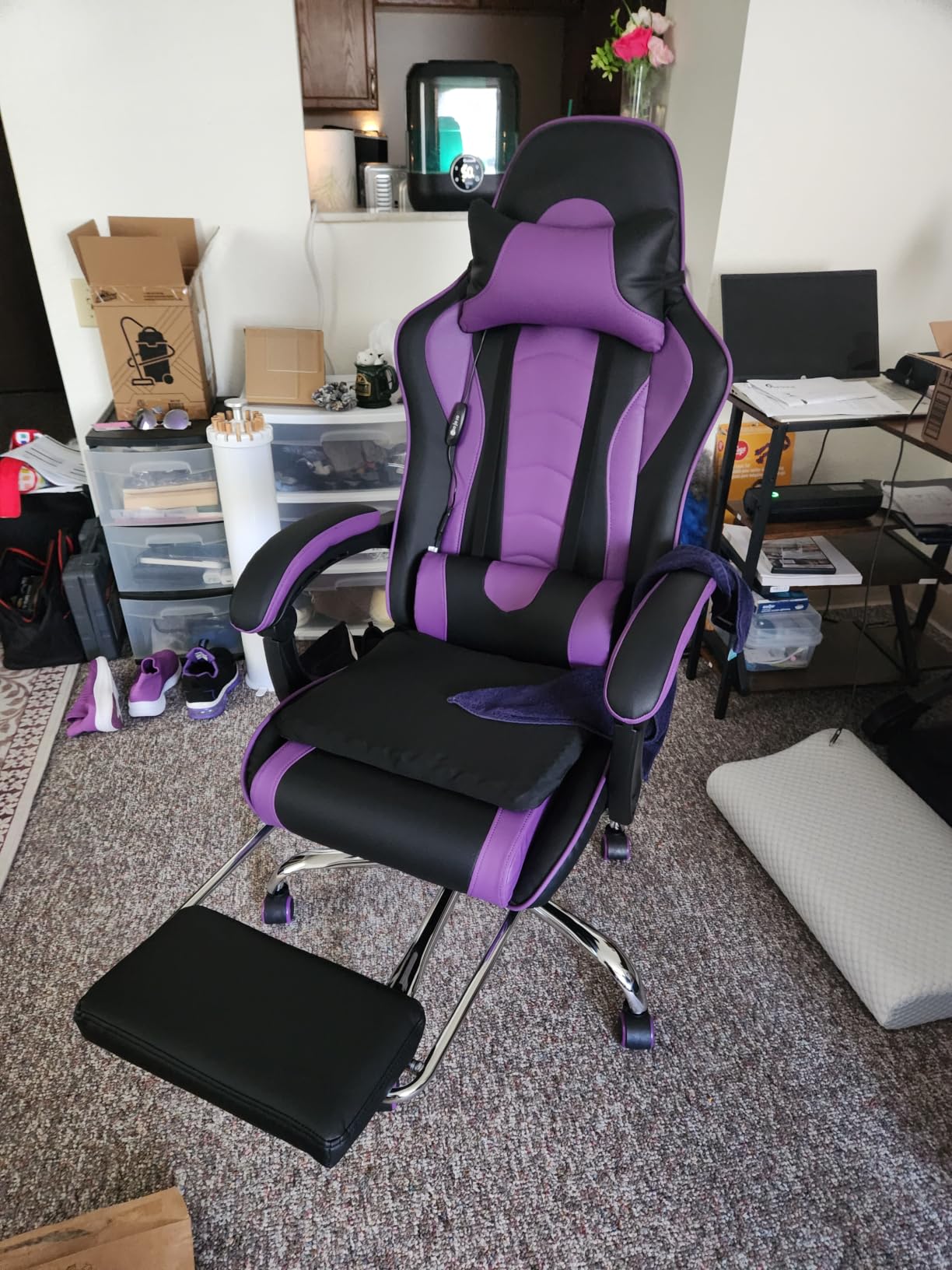 Yaheetech Gaming Chair with Footrest Massage Lumbar Pillow Reclining Black customer photo 2