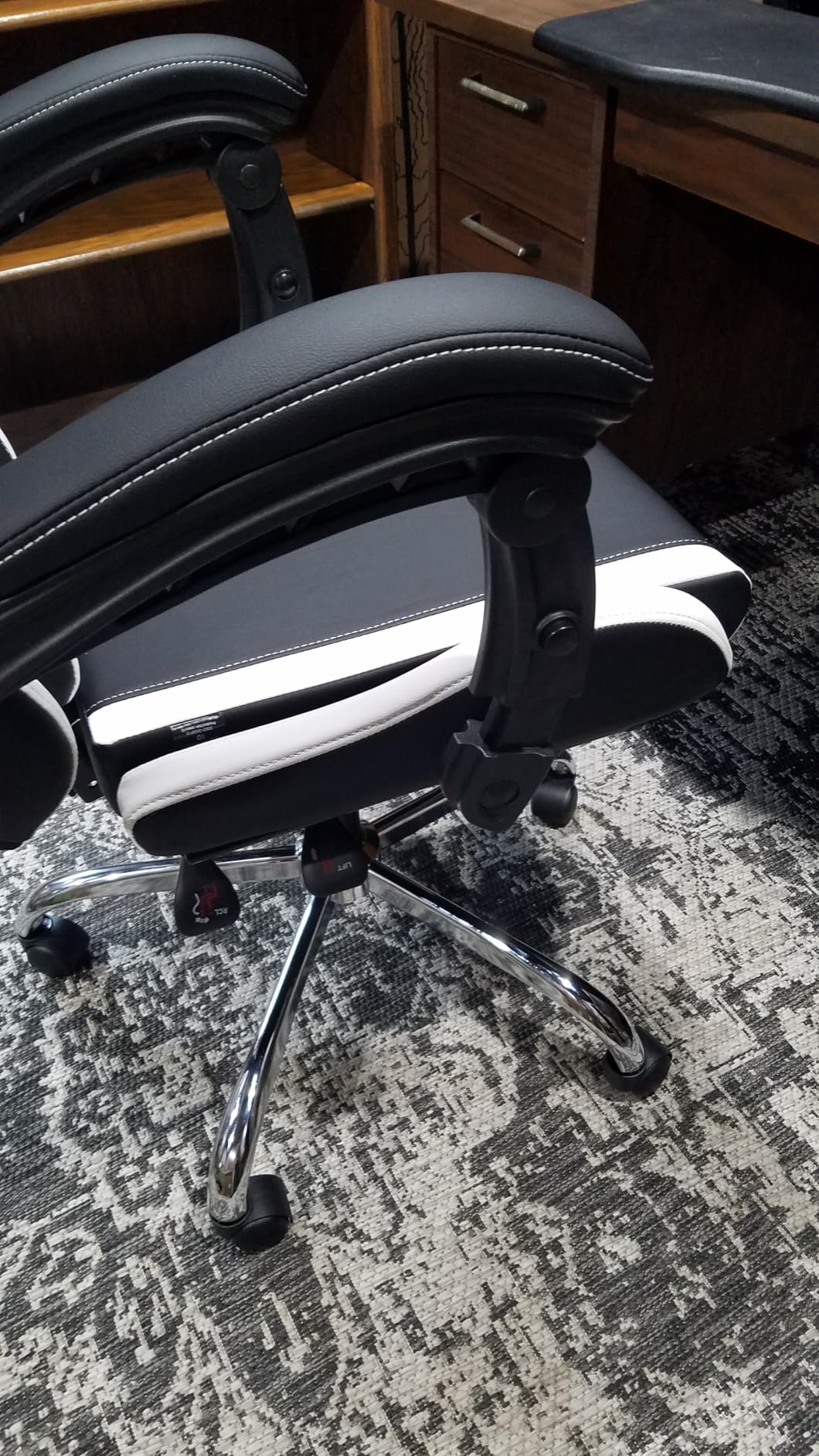 Dowinx Gaming Chair with Footrest, 330lbs Computer Chair 2D Lift Linkage Armrest, Massage Lumbar, Height Adjustable Ergonomic Comfy Video Game Chairs for Home Office Streaming, Long Gaming, White customer photo 1