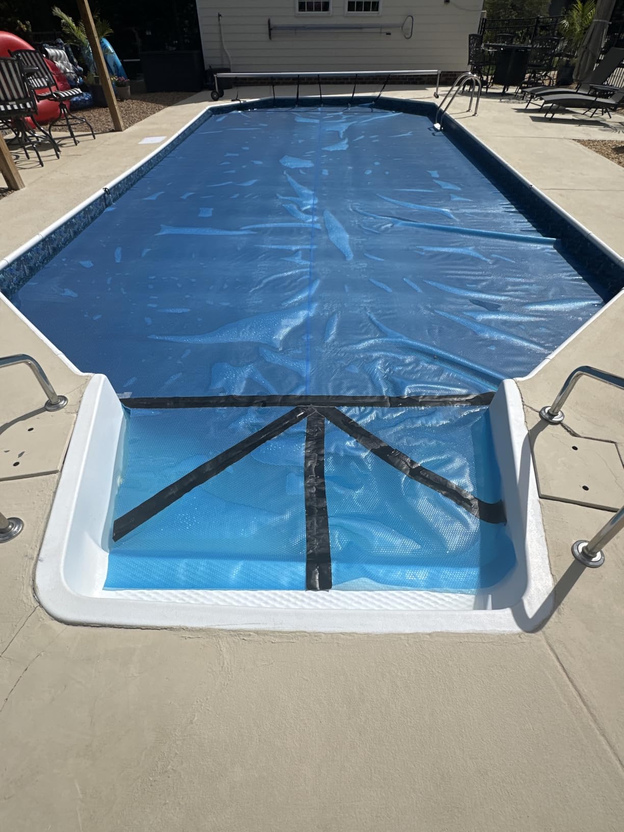 VEVOR Solar Pool Cover 32 x 16 ft 16 Mil Pool Bubble Cover Blue & Black customer photo 1