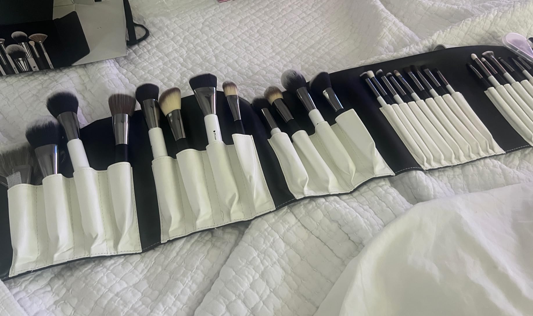DUcare Professional Makeup Brushes Set 27Pcs Makeup Brush Set Premium Synthetic Kabuki Foundation Blending Face Powder Blush Concealers Eye Shadows Brushes customer photo 2