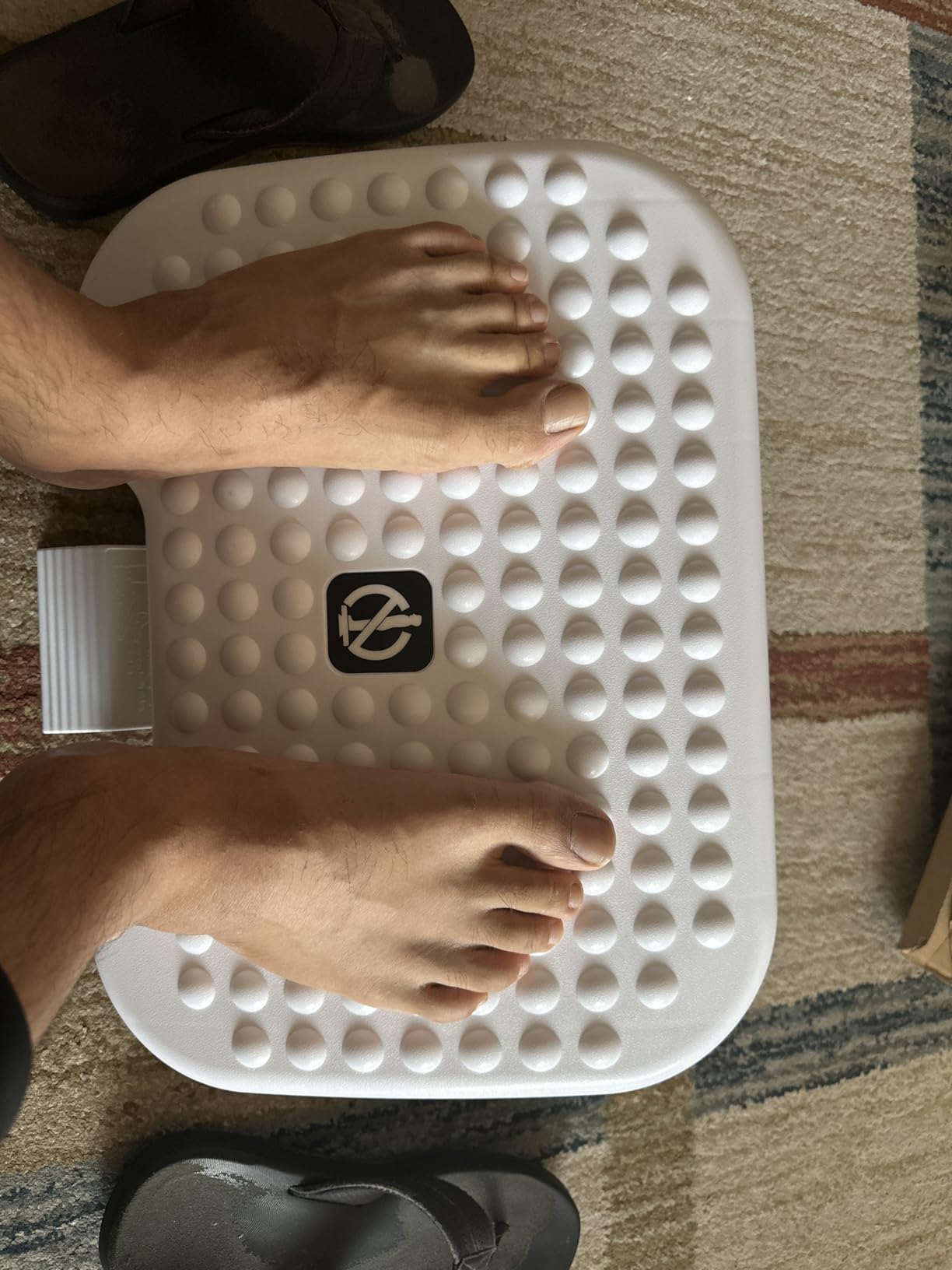 HUANUO Adjustable Foot Rest for Under Desk with Massage Surface and Tilt customer photo 1