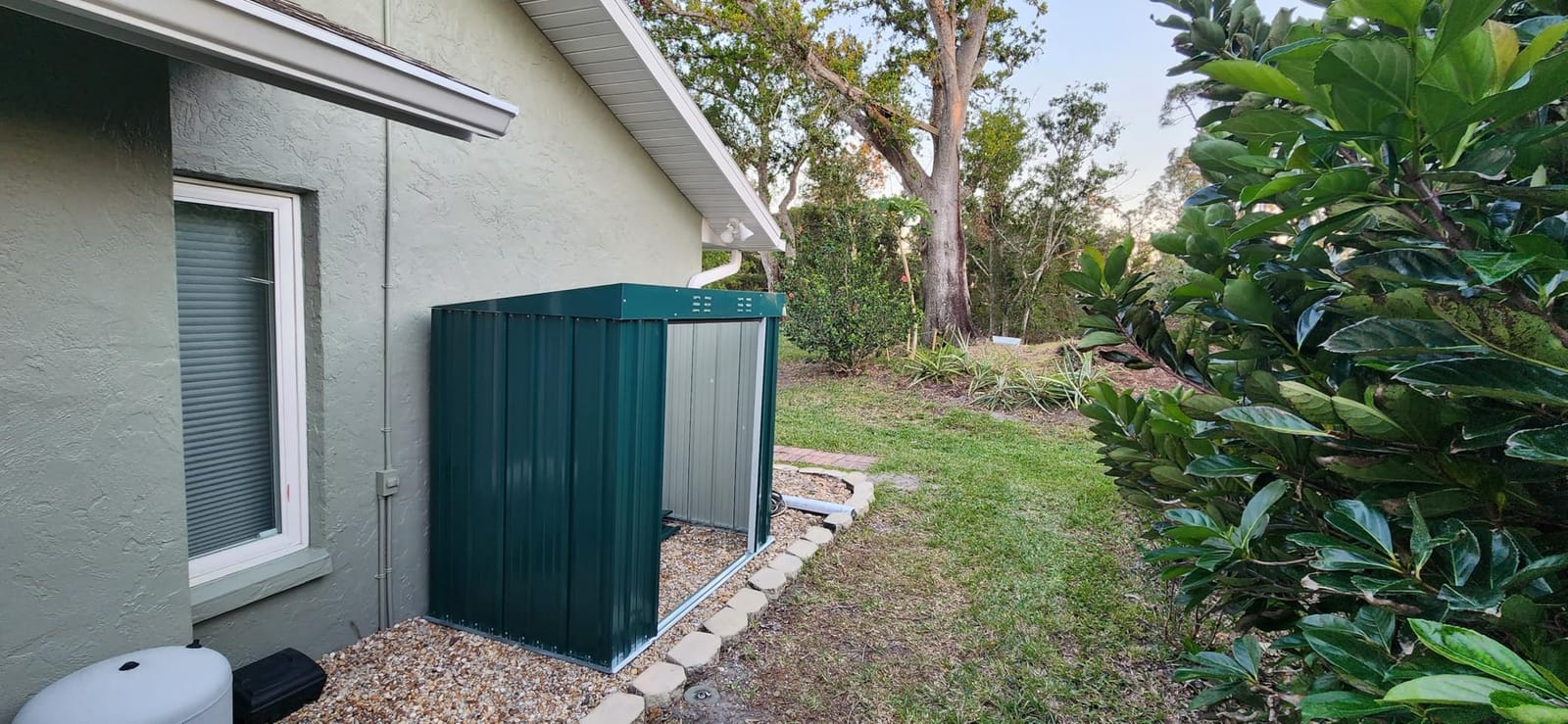 Bealife 6' x 4' Outdoor Storage Shed,Metal Shed Lockable Door - Dark Gray customer photo 2