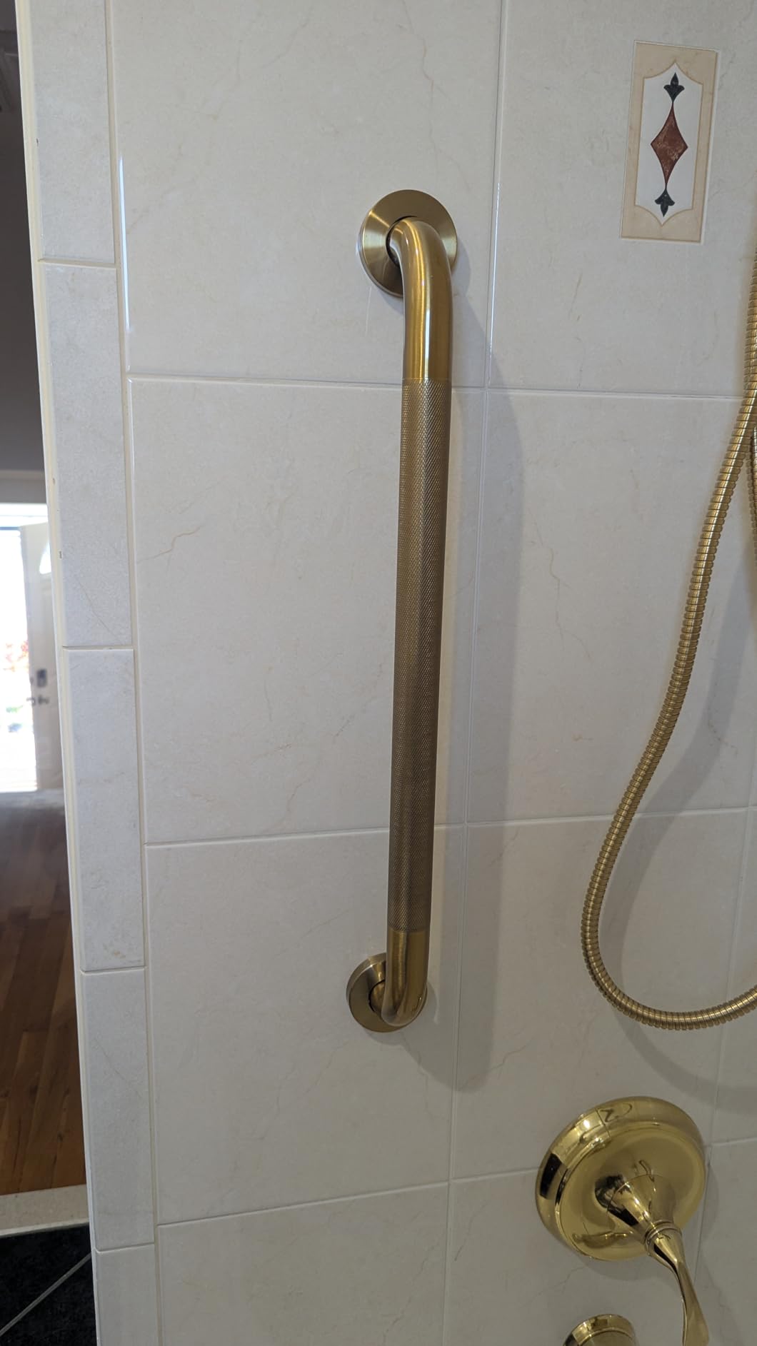 24 Inch Anti Slip Shower Grab Bar, Munzong Stainless Steel Bathroom Grab Bar, Satin Brushed Nickel Knurled Bathroom Balance Bar,Safety Hand Rail Support Handicap Elderly Senior Assist Bath Handle customer photo 1
